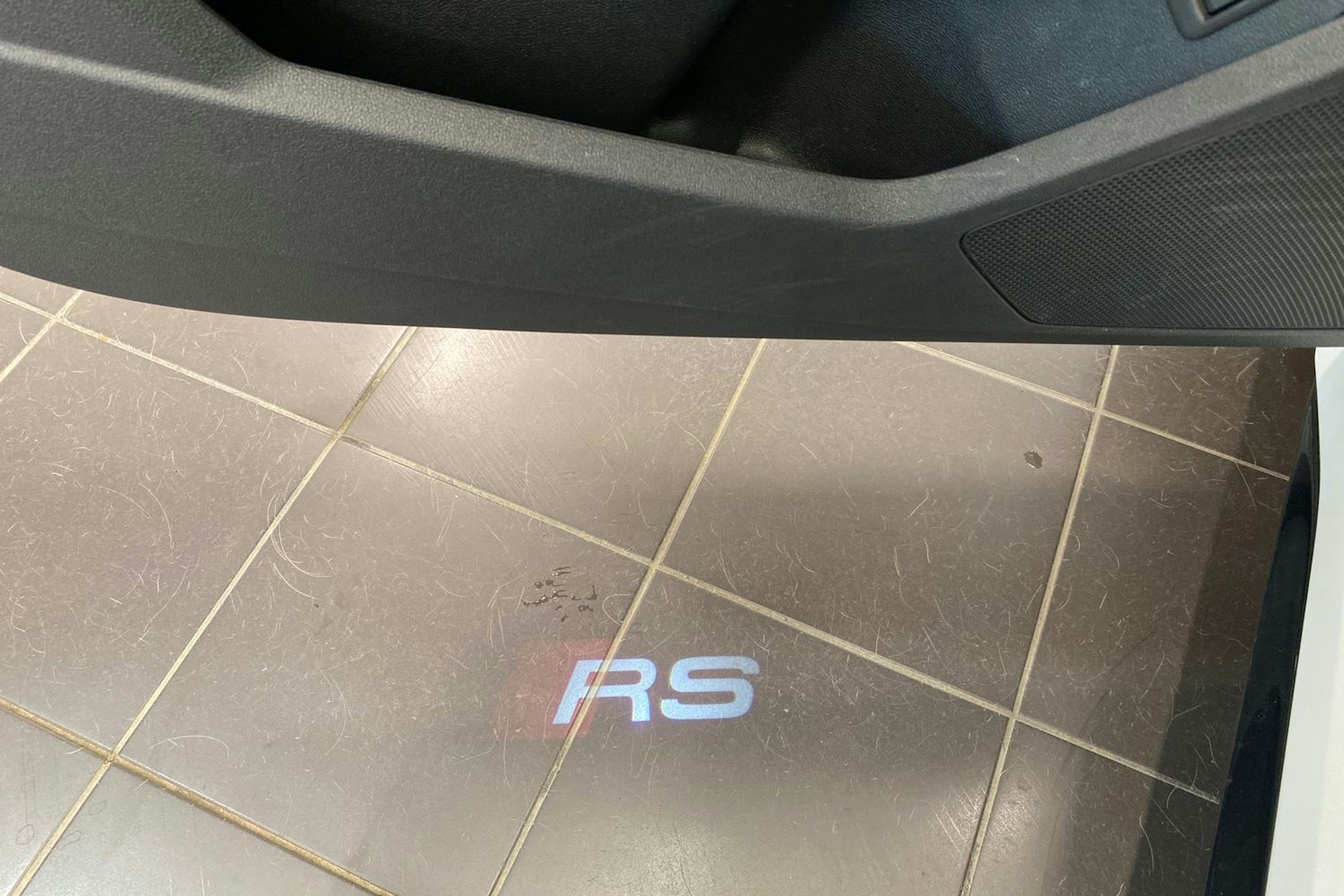 valkoinen Audi RS3 2022 kuva 28.