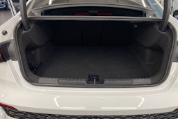 valkoinen Audi RS3 2022 kuva 31.