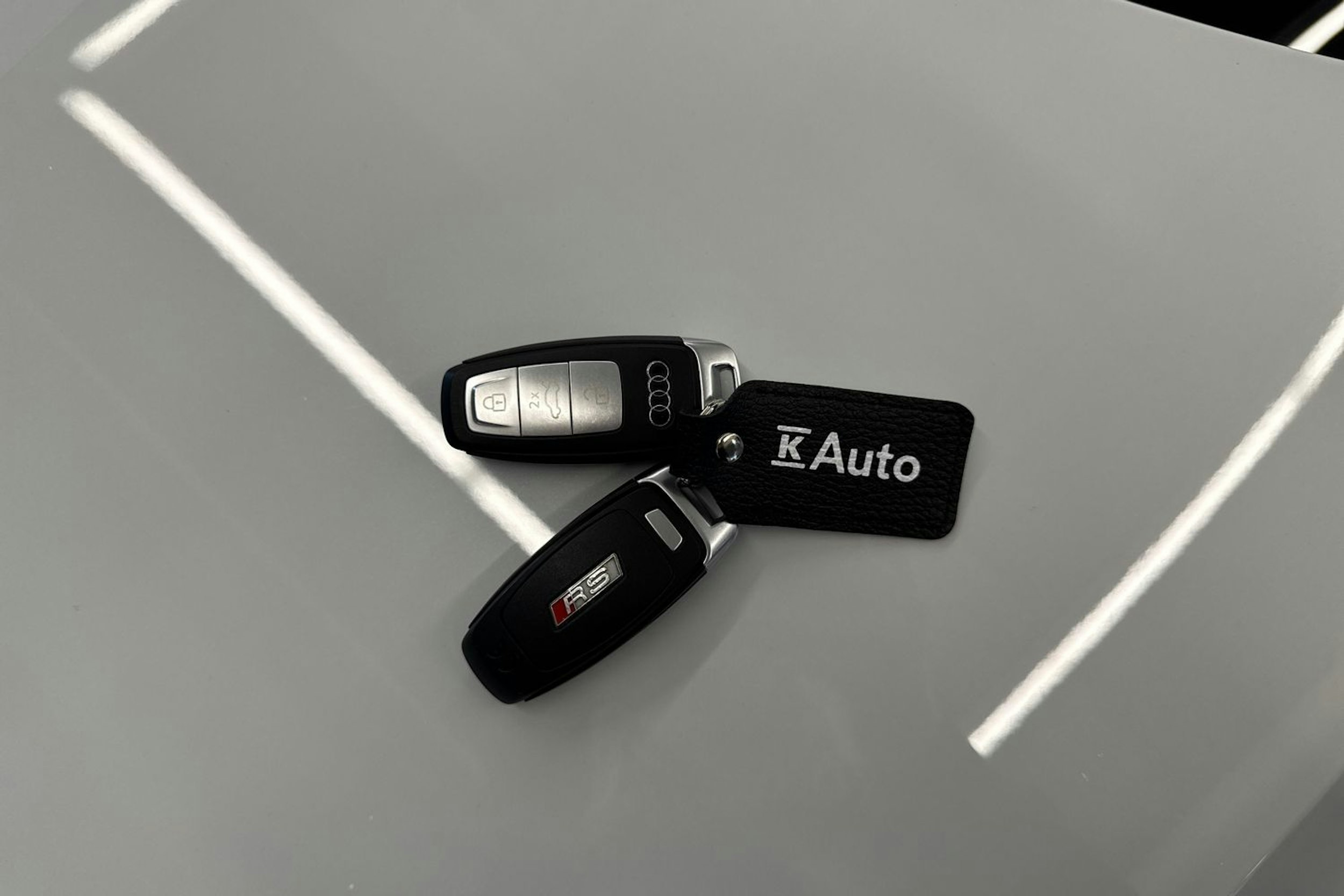 valkoinen Audi RS3 2022 kuva 44.