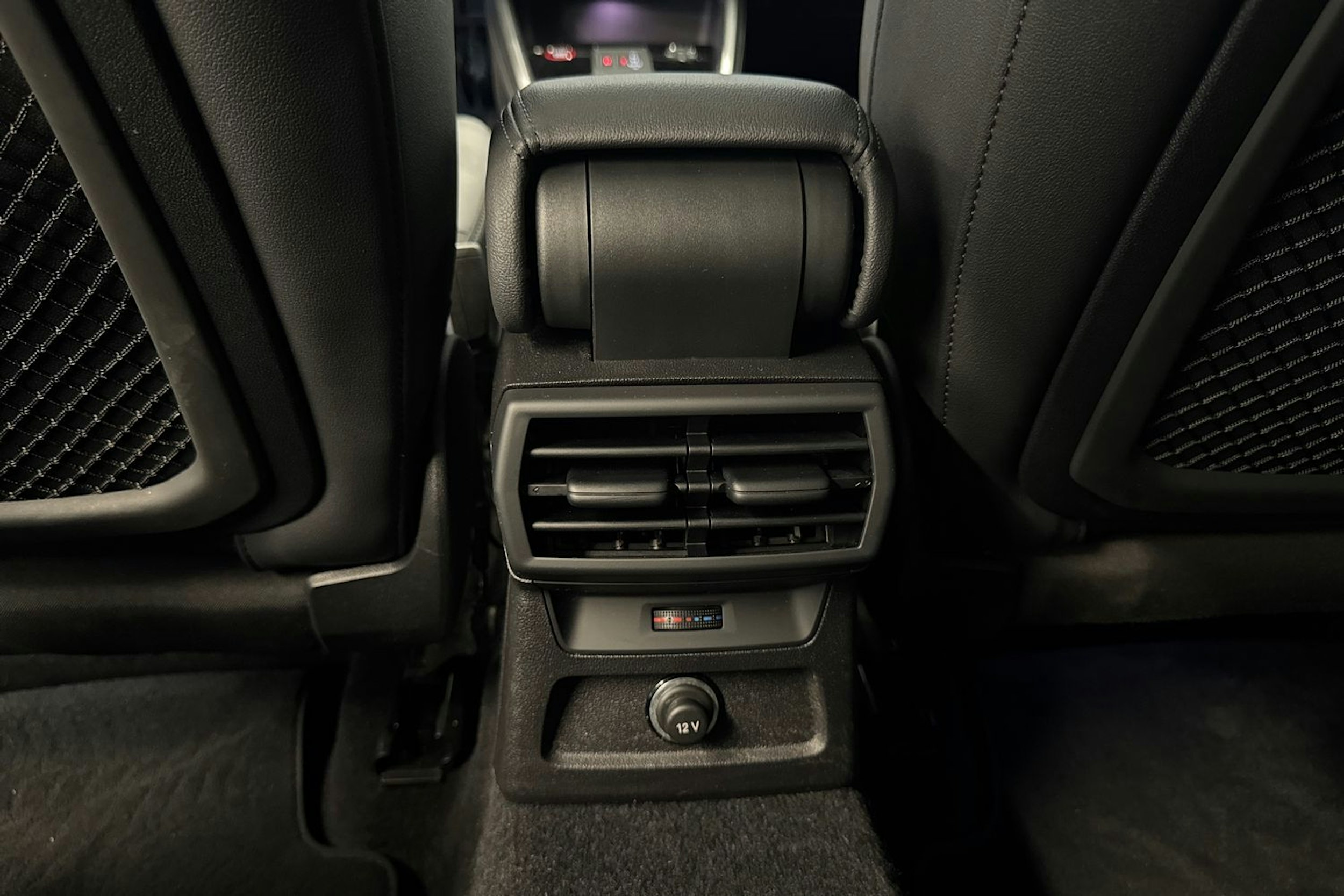 valkoinen Audi RS3 2022 kuva 46.
