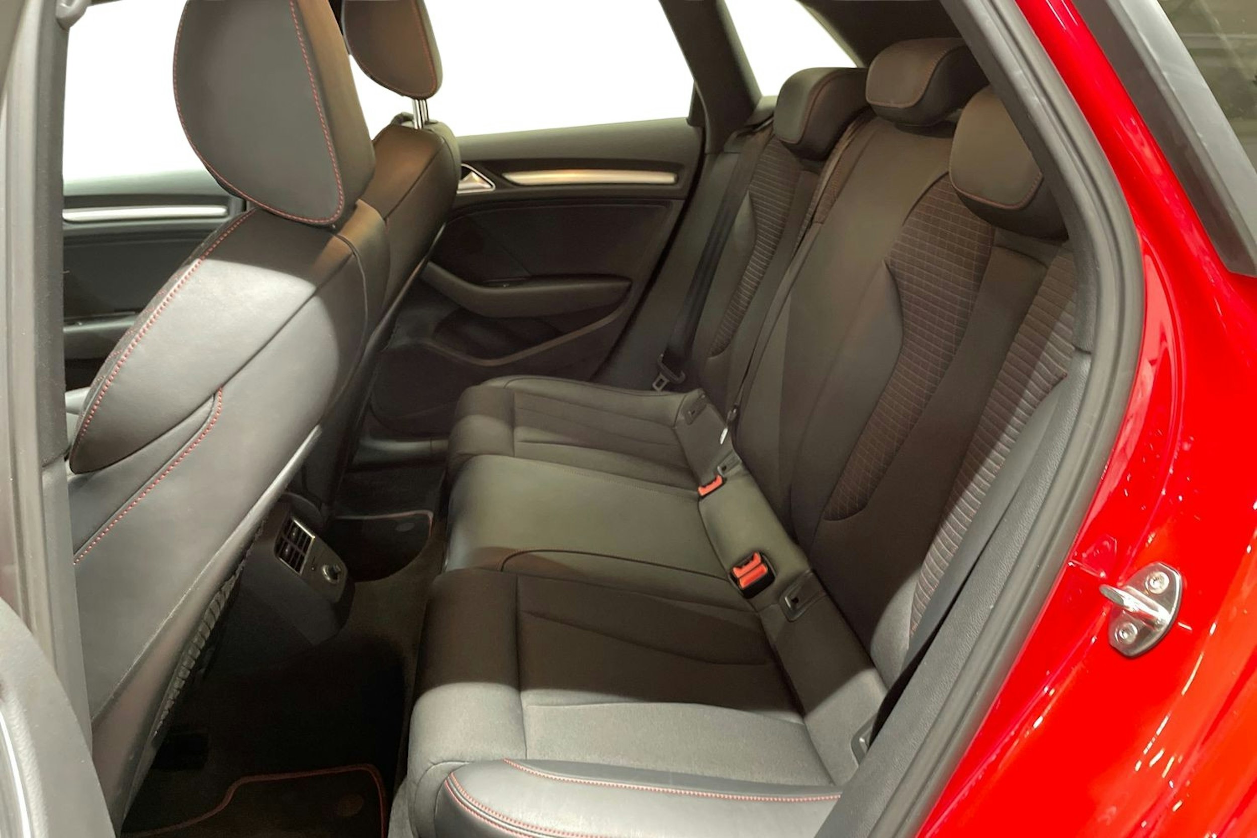 Punainen Audi S3 2019 kuva 10.