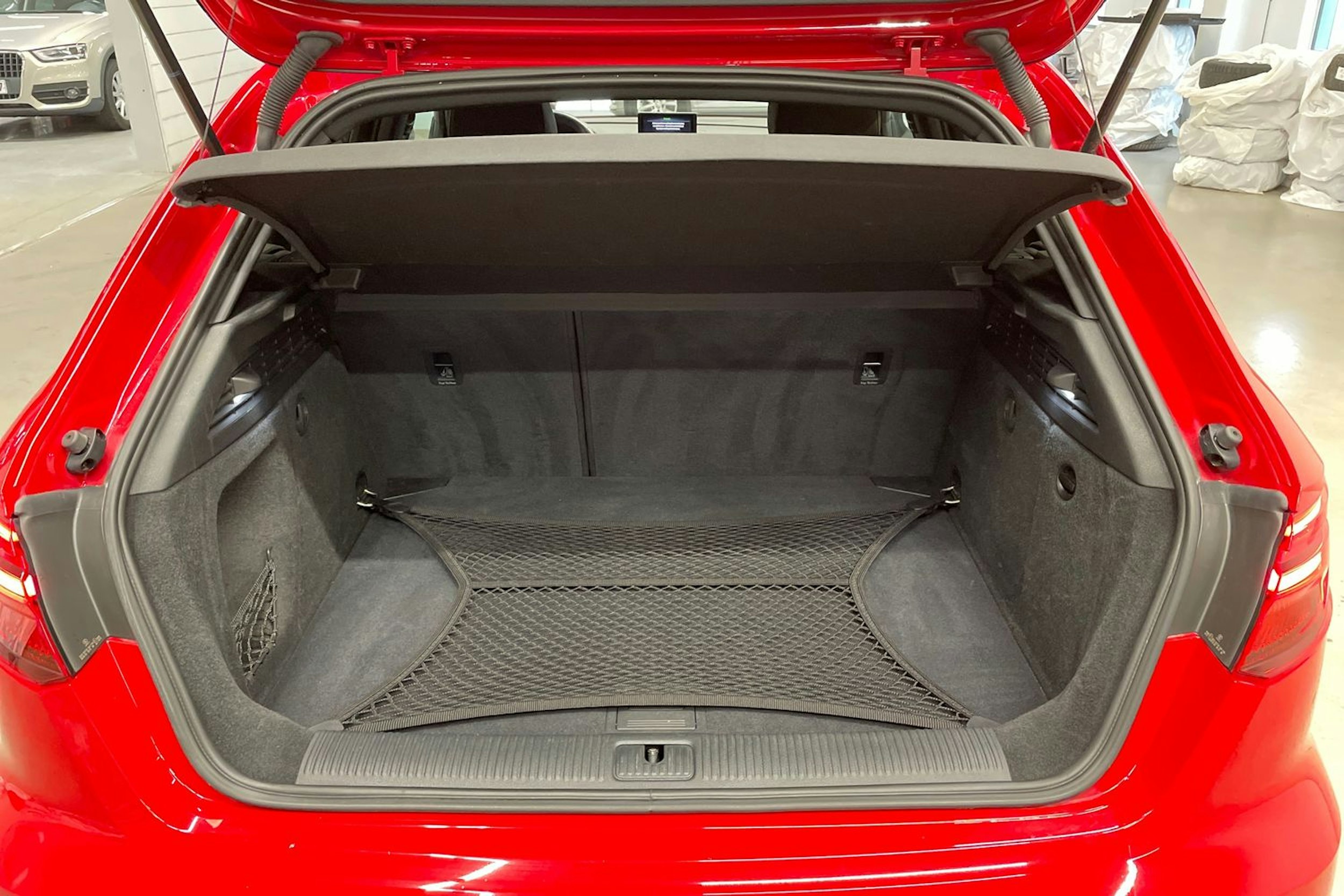 Punainen Audi S3 2019 kuva 15.