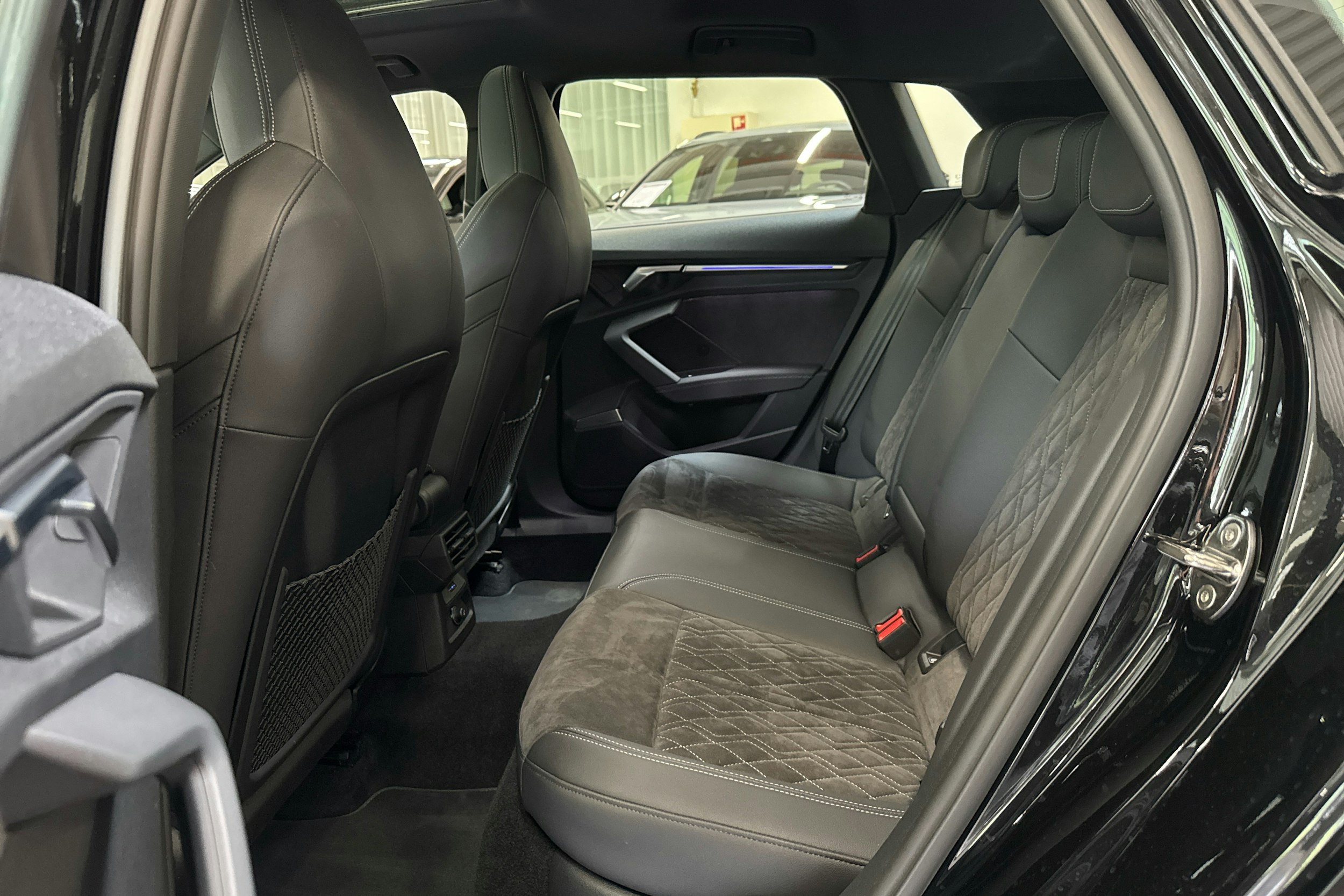 Musta Audi S3 2021 kuva 8.