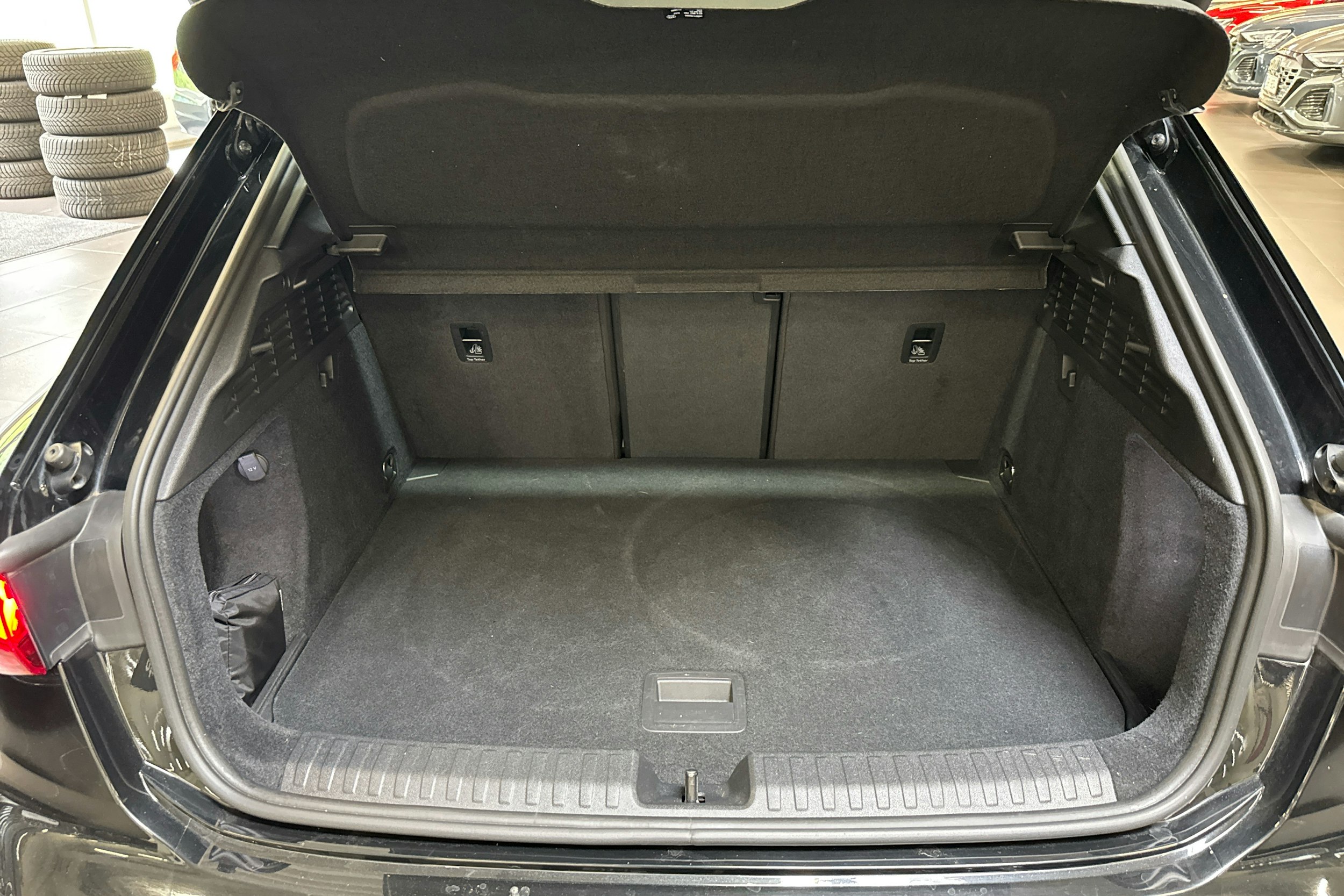 Musta Audi S3 2021 kuva 11.