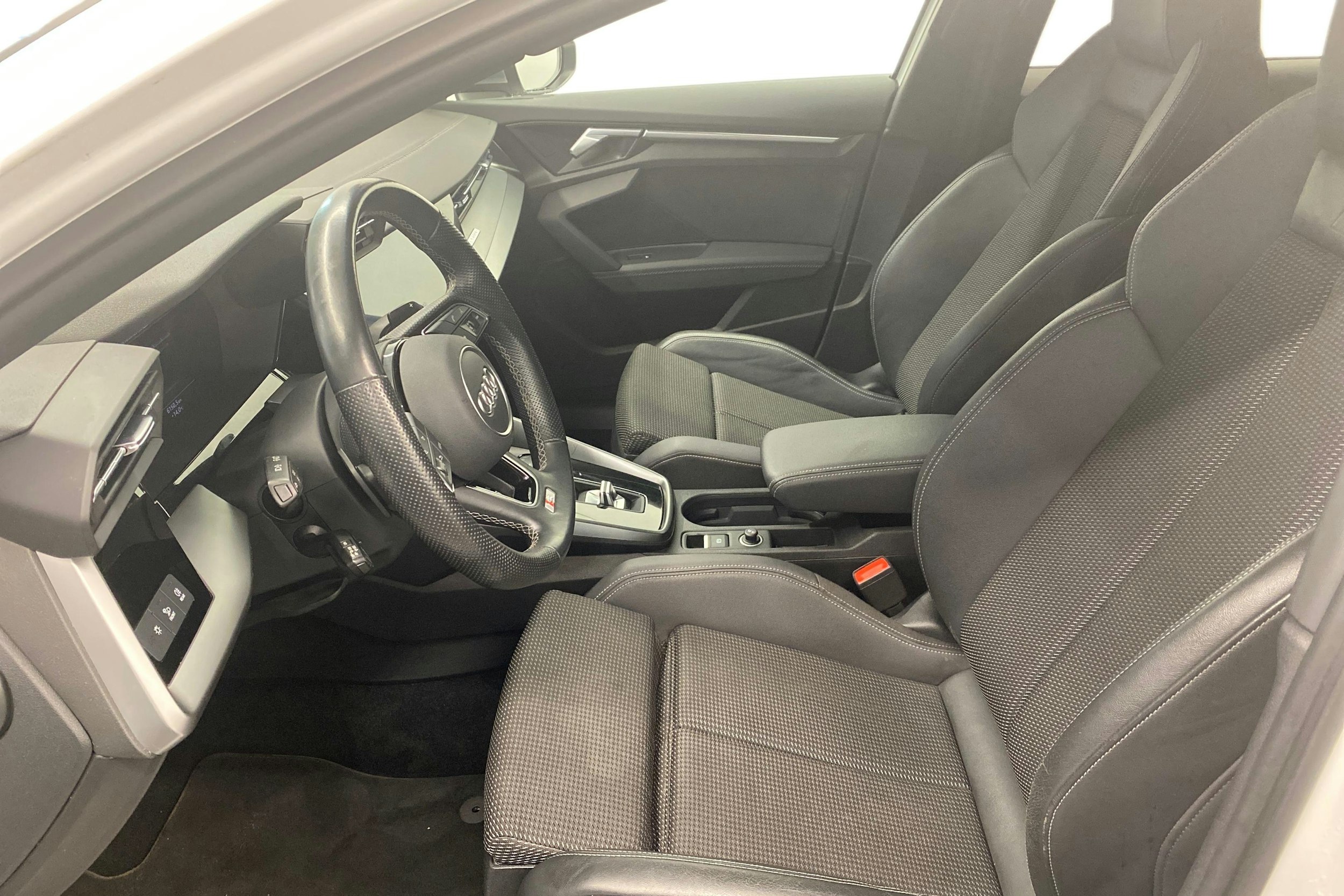 Valkoinen Audi S3 2021 kuva 10.