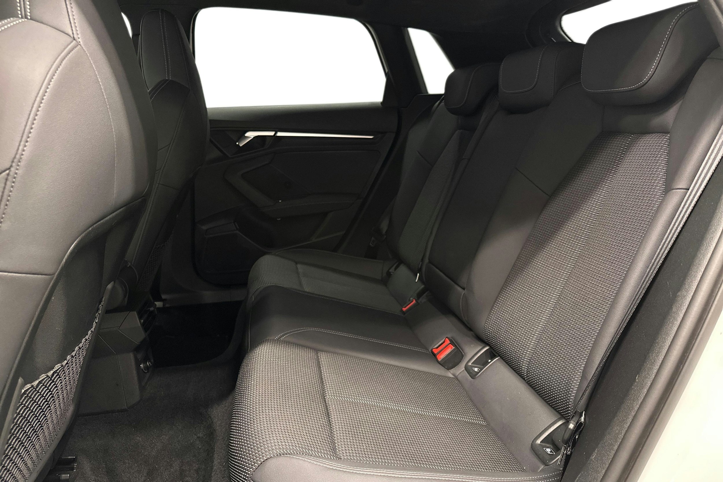 valkoinen Audi S3 2021 kuva 23.