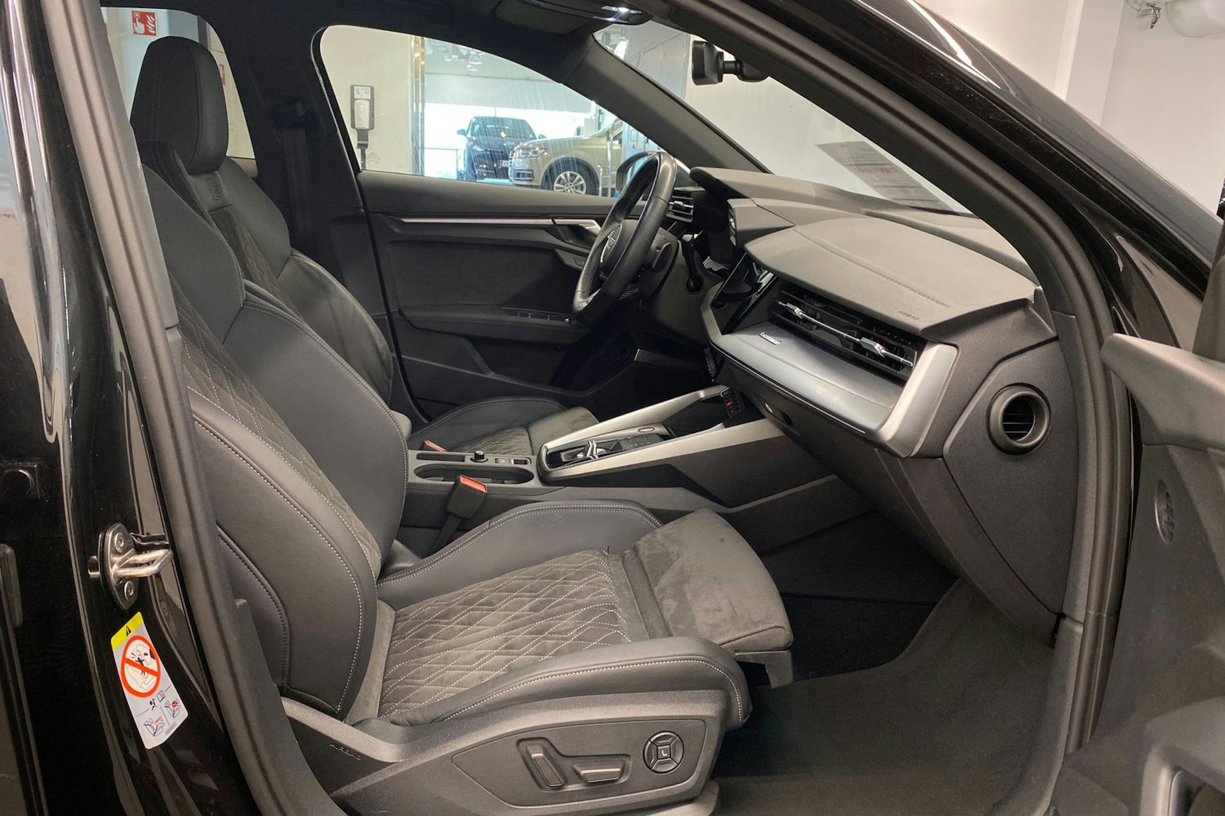 met. musta Audi S3 2021 kuva 34.