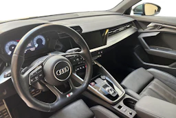 Musta Audi S3 2022 kuva 6.