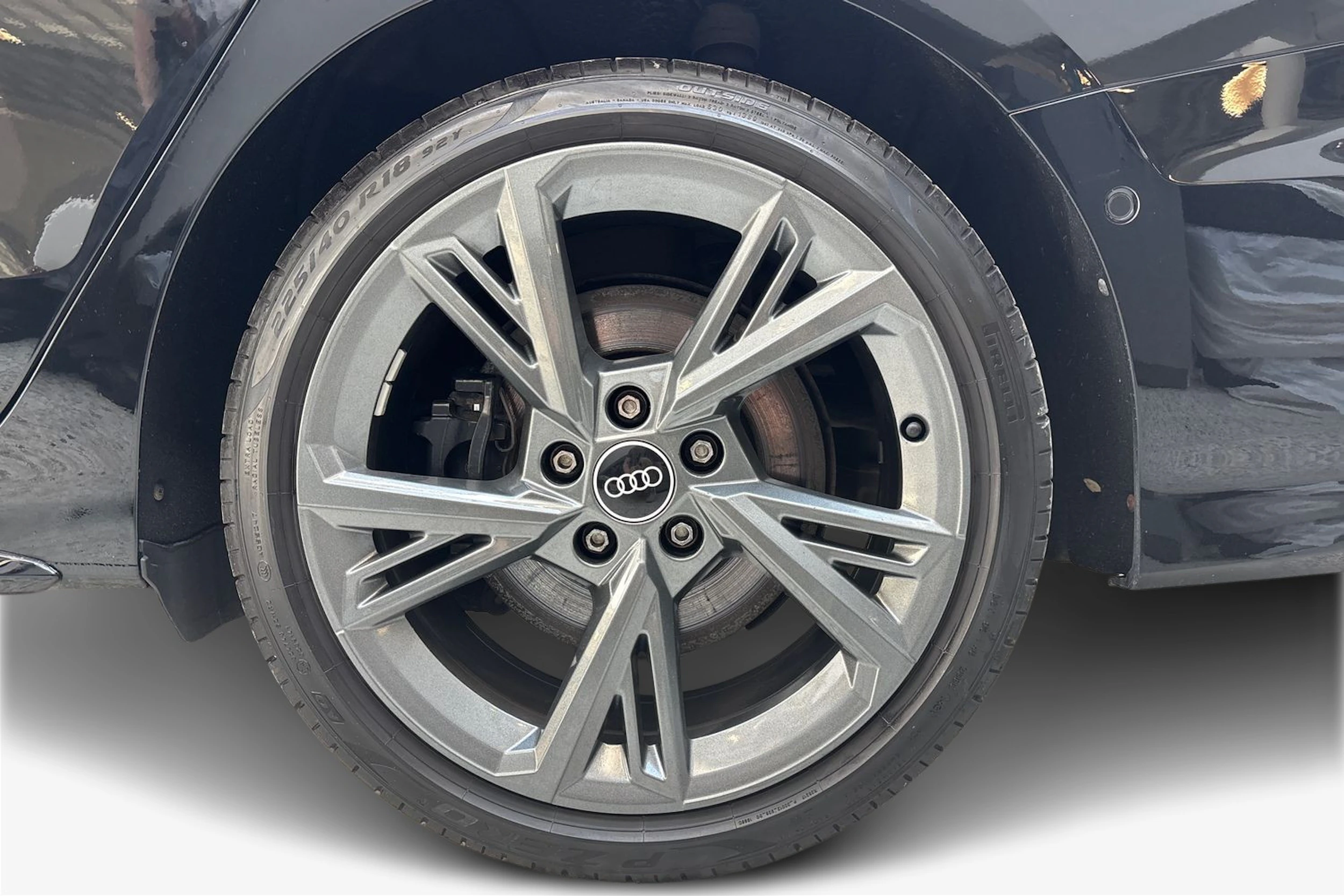 Musta Audi S3 2022 kuva 9.