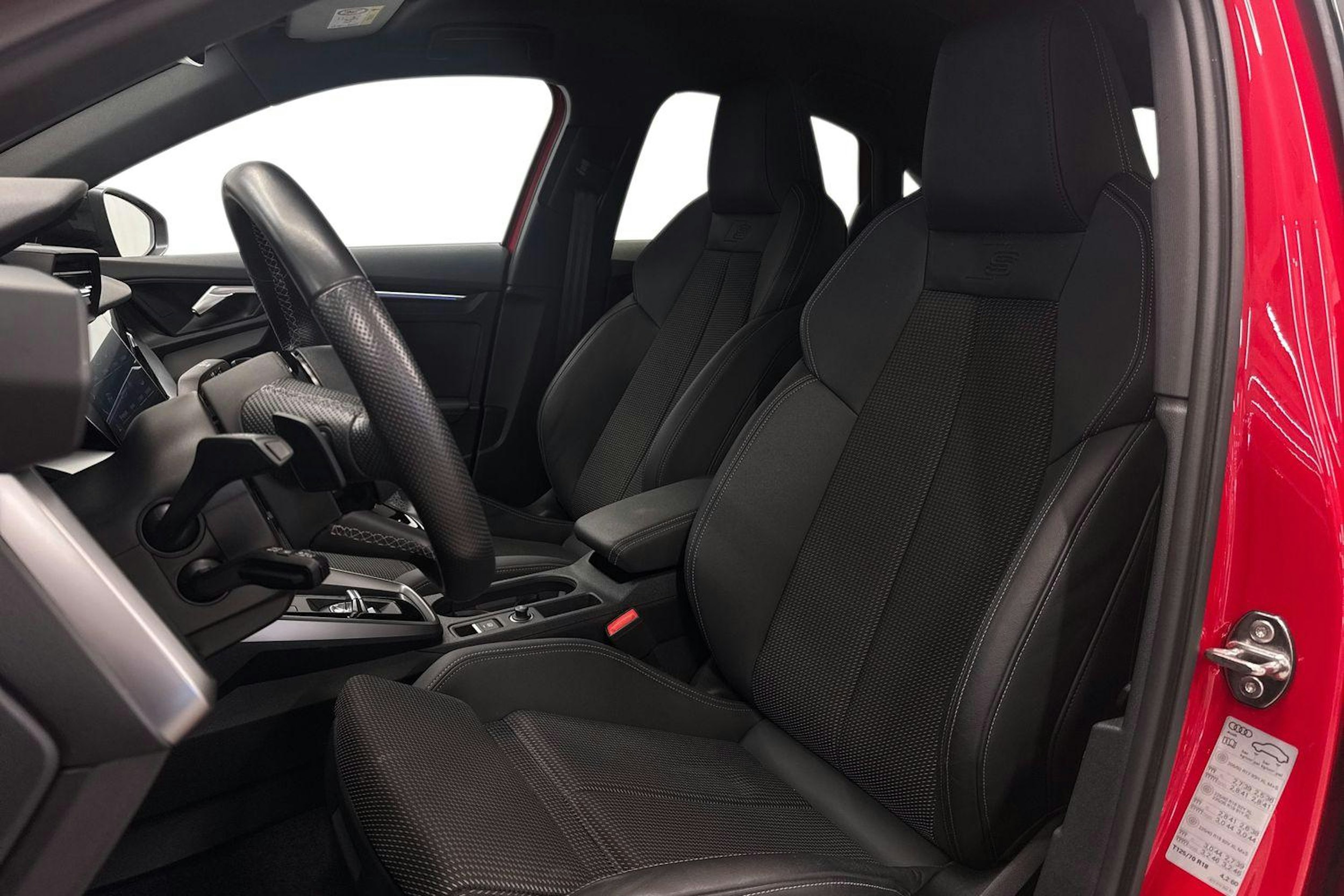 Punainen Audi S3 2022 kuva 11.