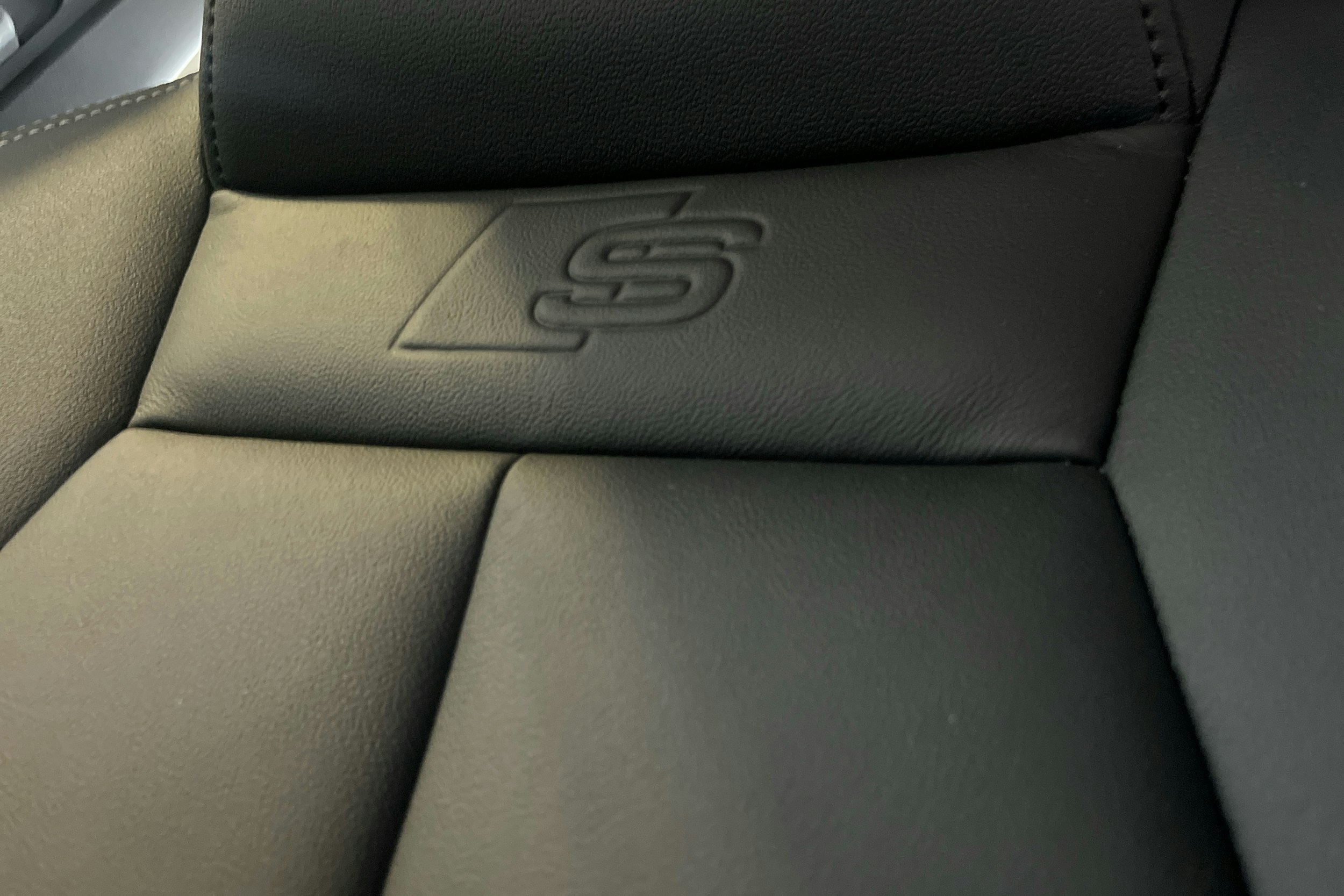Harmaa Audi S3 2025 kuva 13.