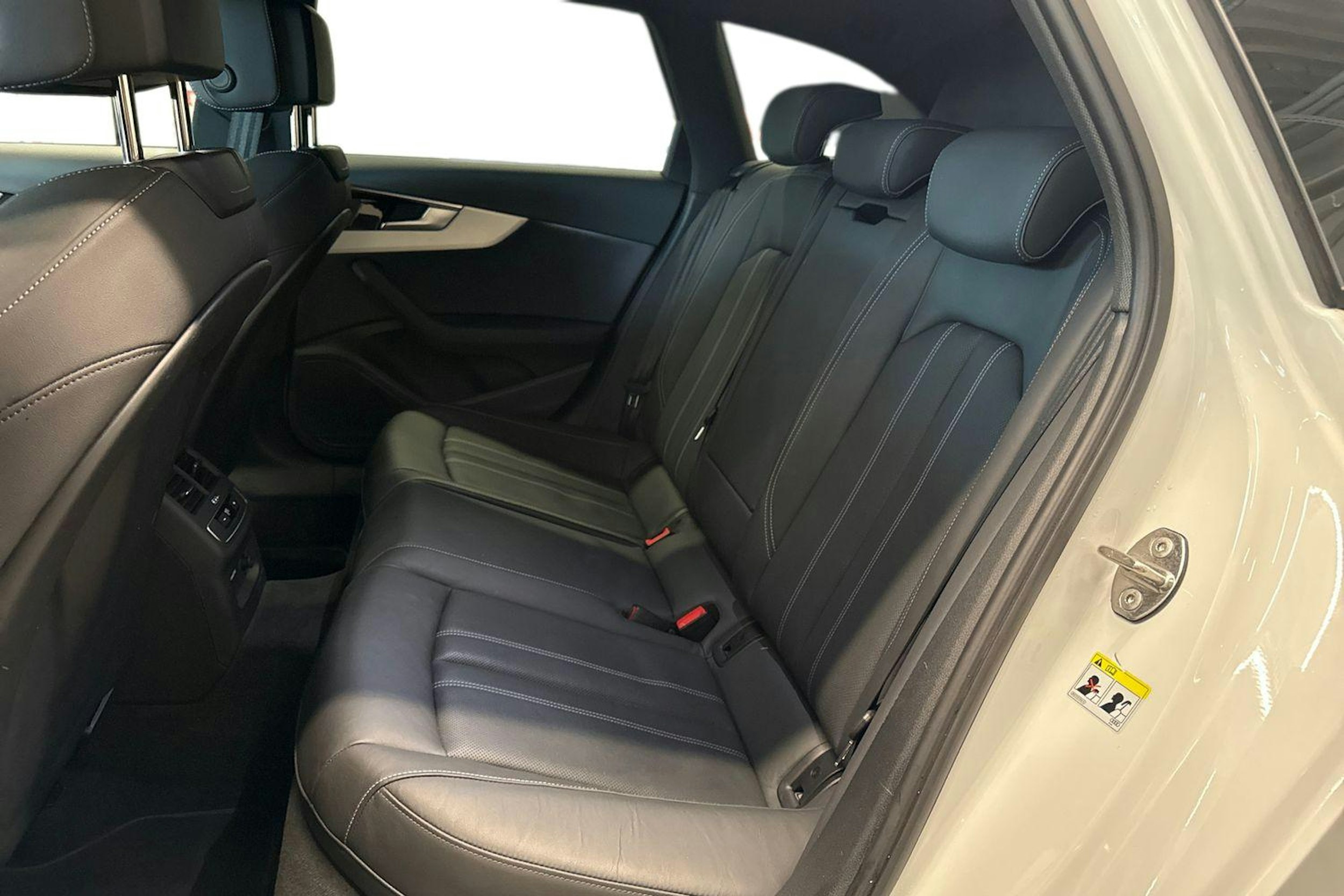 valkoinen Audi S4 2023 kuva 10.