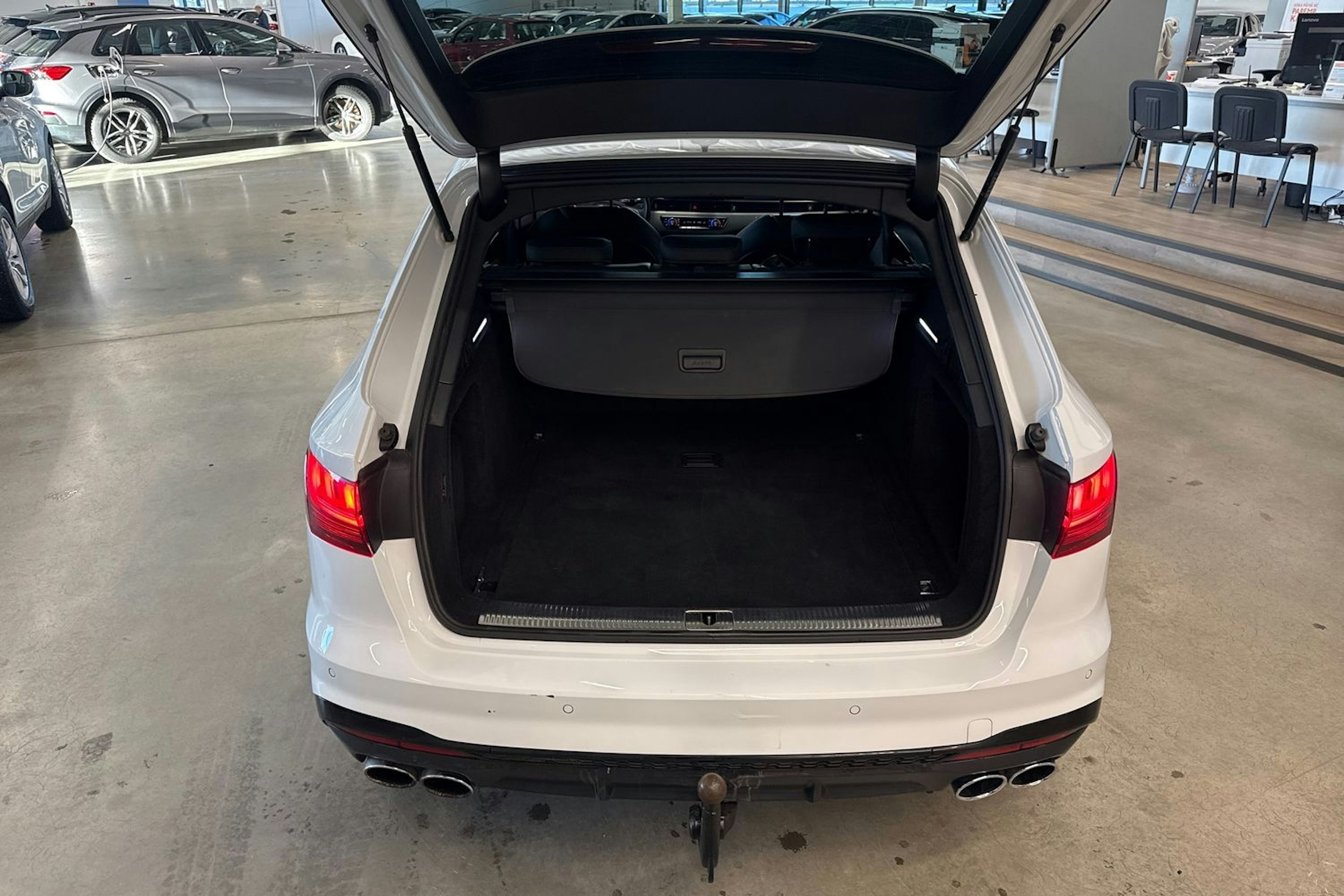 valkoinen Audi S4 2023 kuva 32.