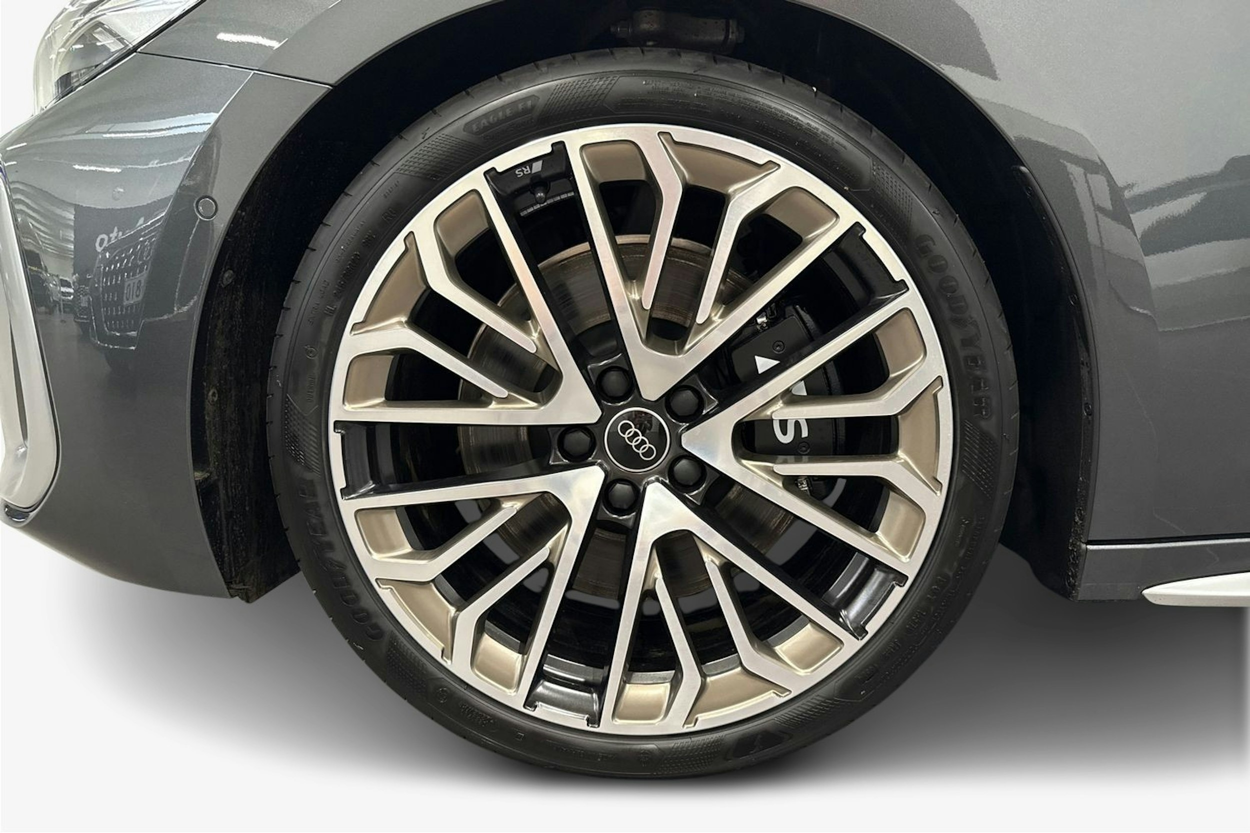 met. harmaa Audi S5 2025 kuva 9.
