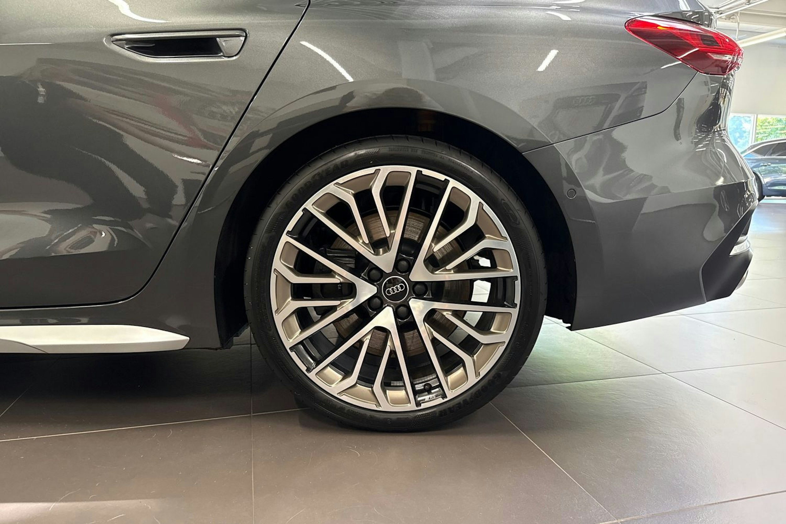 met. harmaa Audi S5 2025 kuva 10.