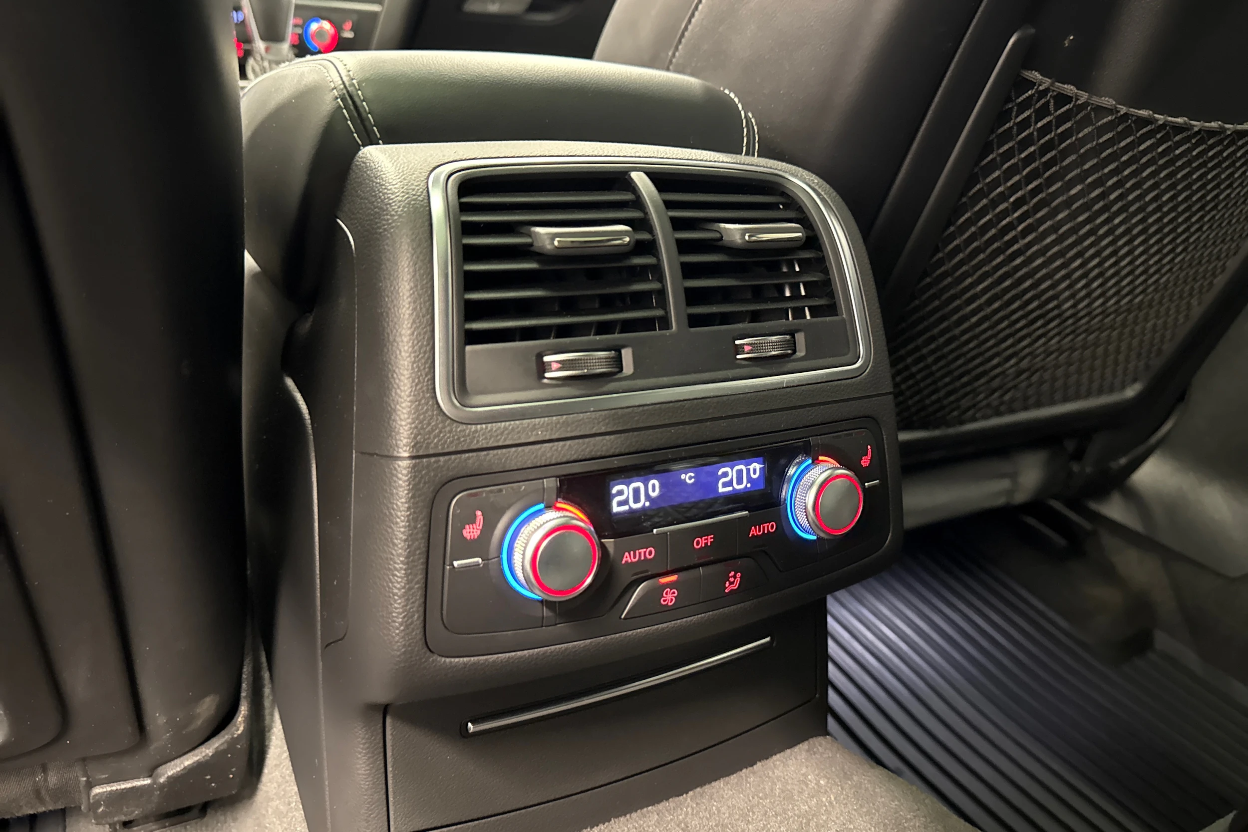 sininen Audi S6 2018 kuva 31.