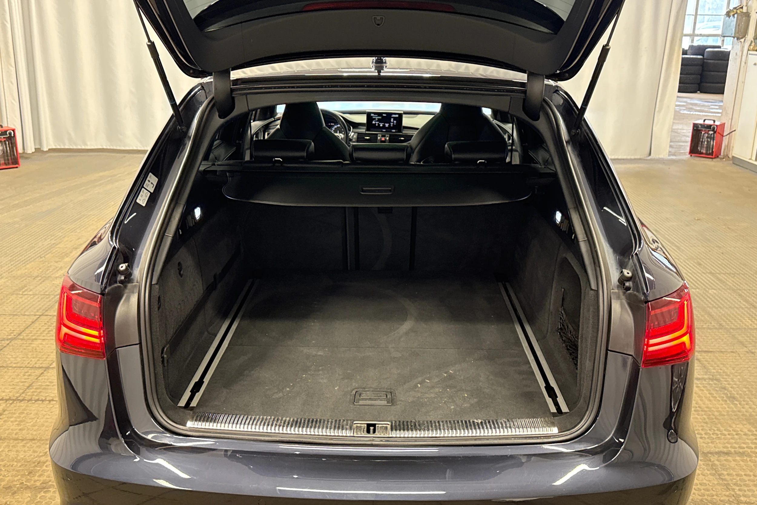 sininen Audi S6 2018 kuva 32.
