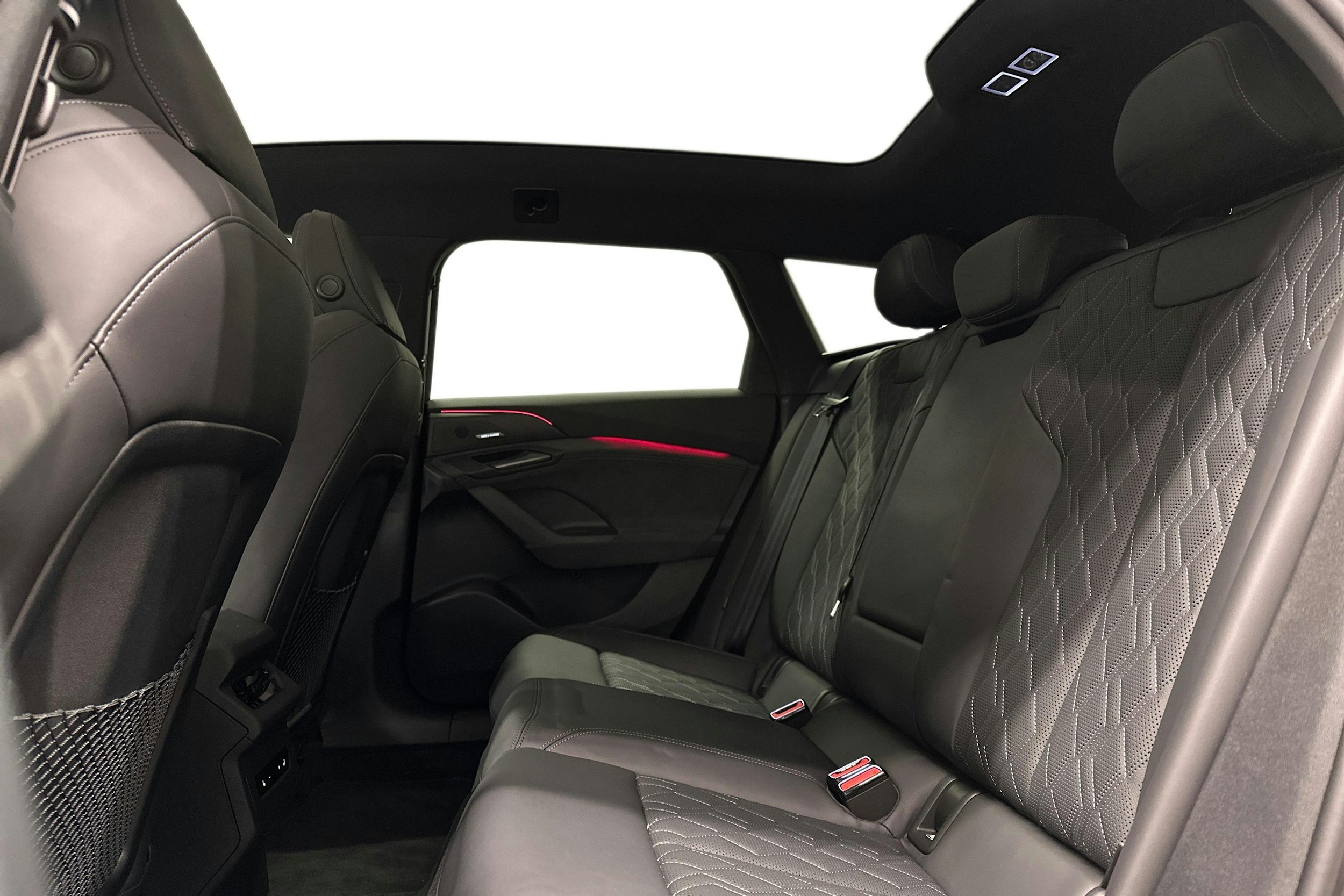 beige Audi S6 e-tron 2025 kuva 10.