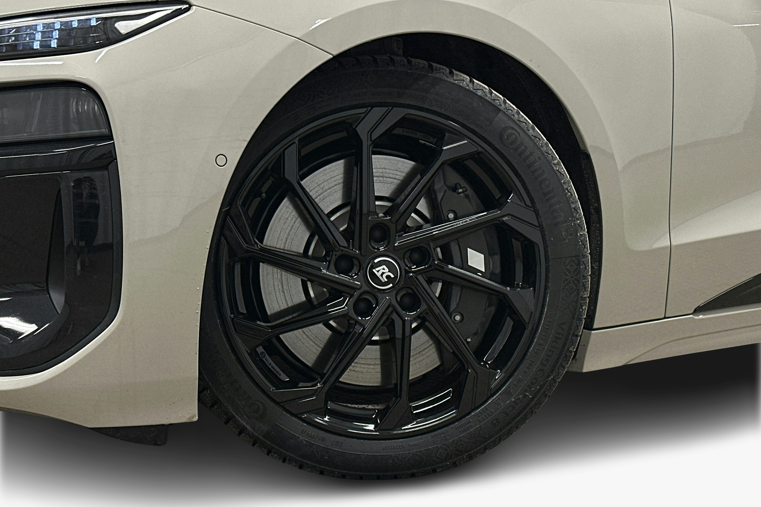 beige Audi S6 e-tron 2025 kuva 11.