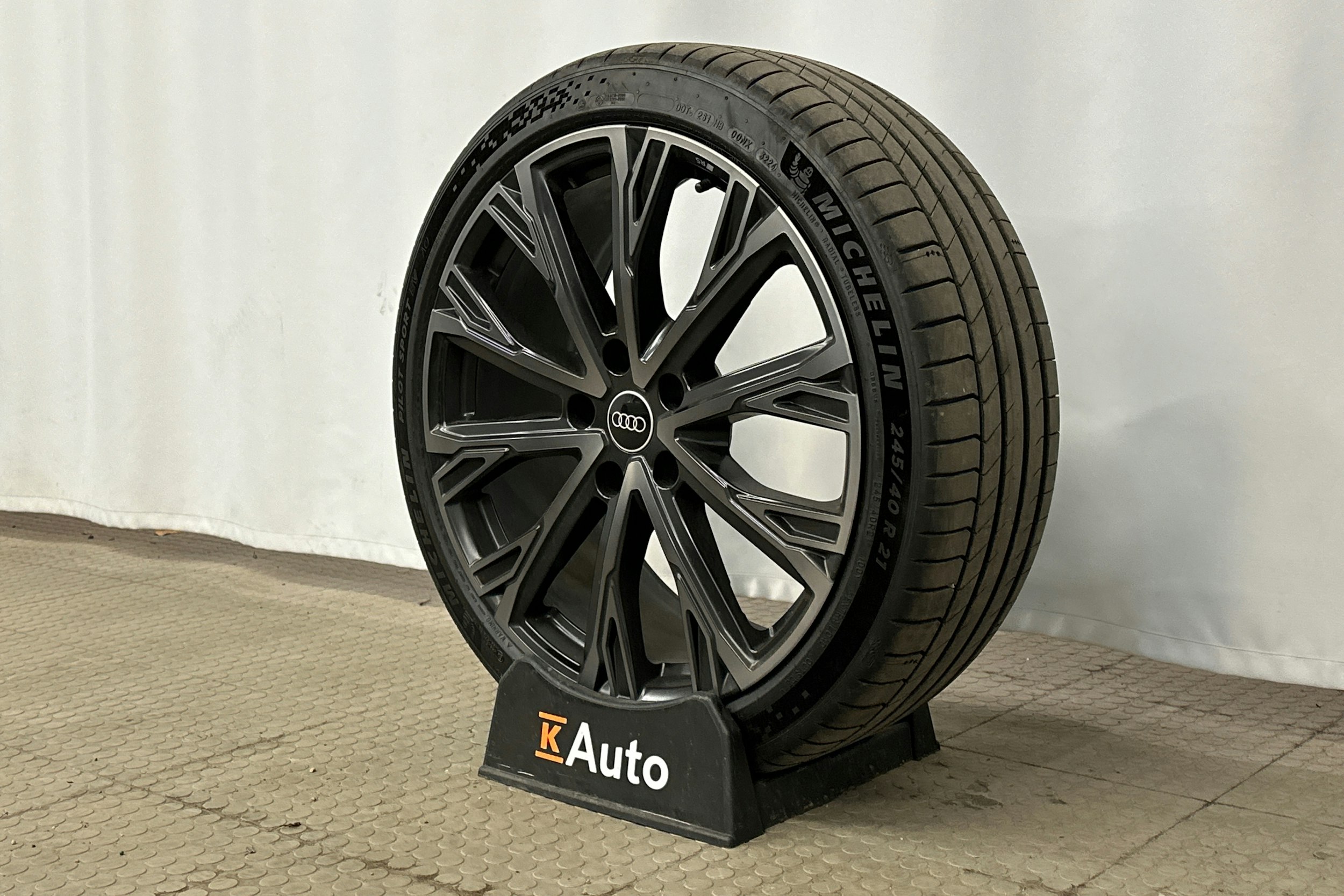 beige Audi S6 e-tron 2025 kuva 12.