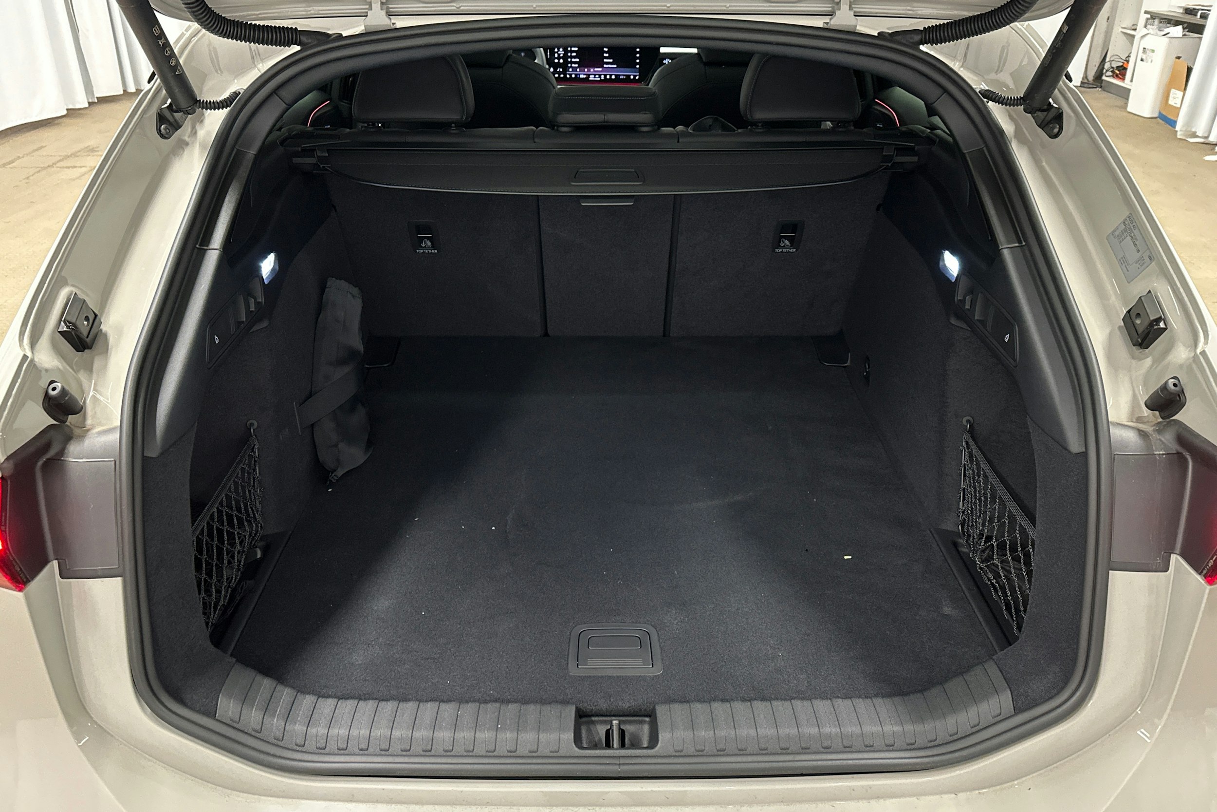 beige Audi S6 e-tron 2025 kuva 13.