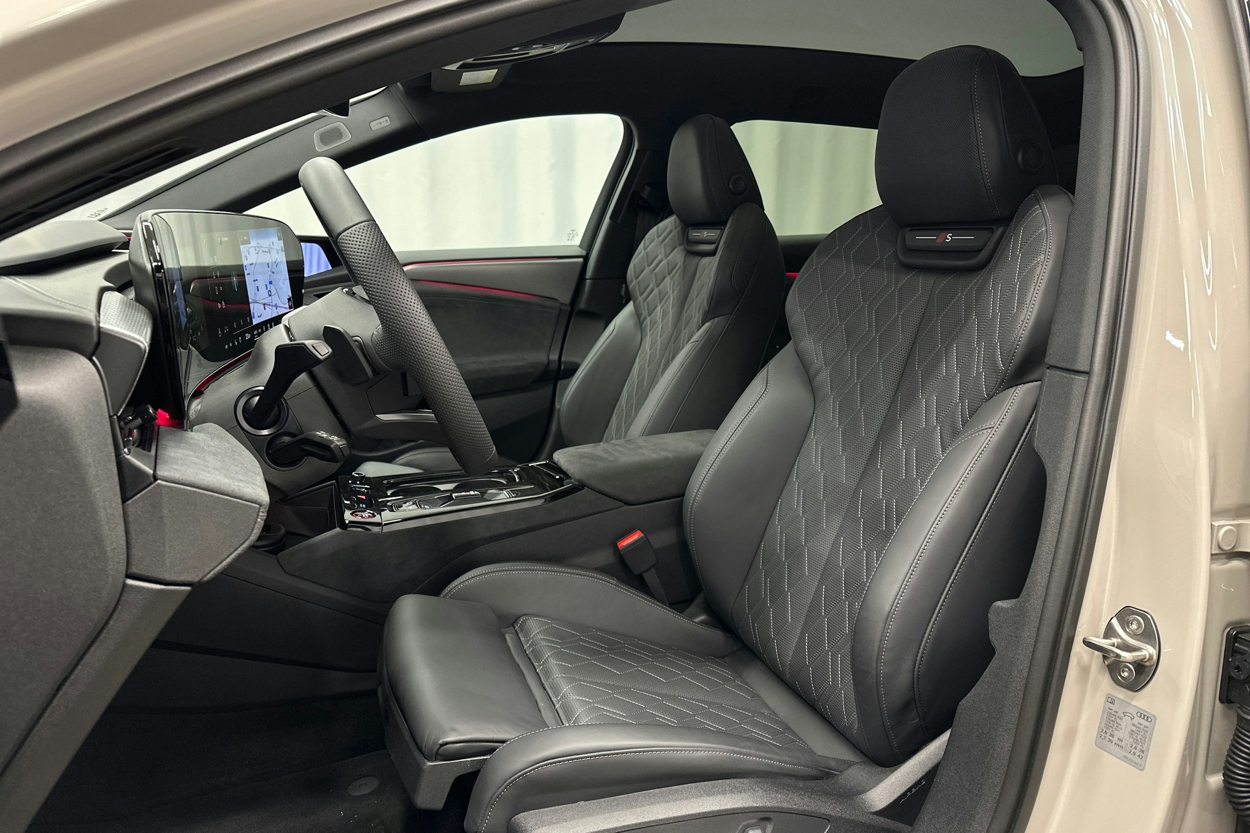 beige Audi S6 e-tron 2025 kuva 17.