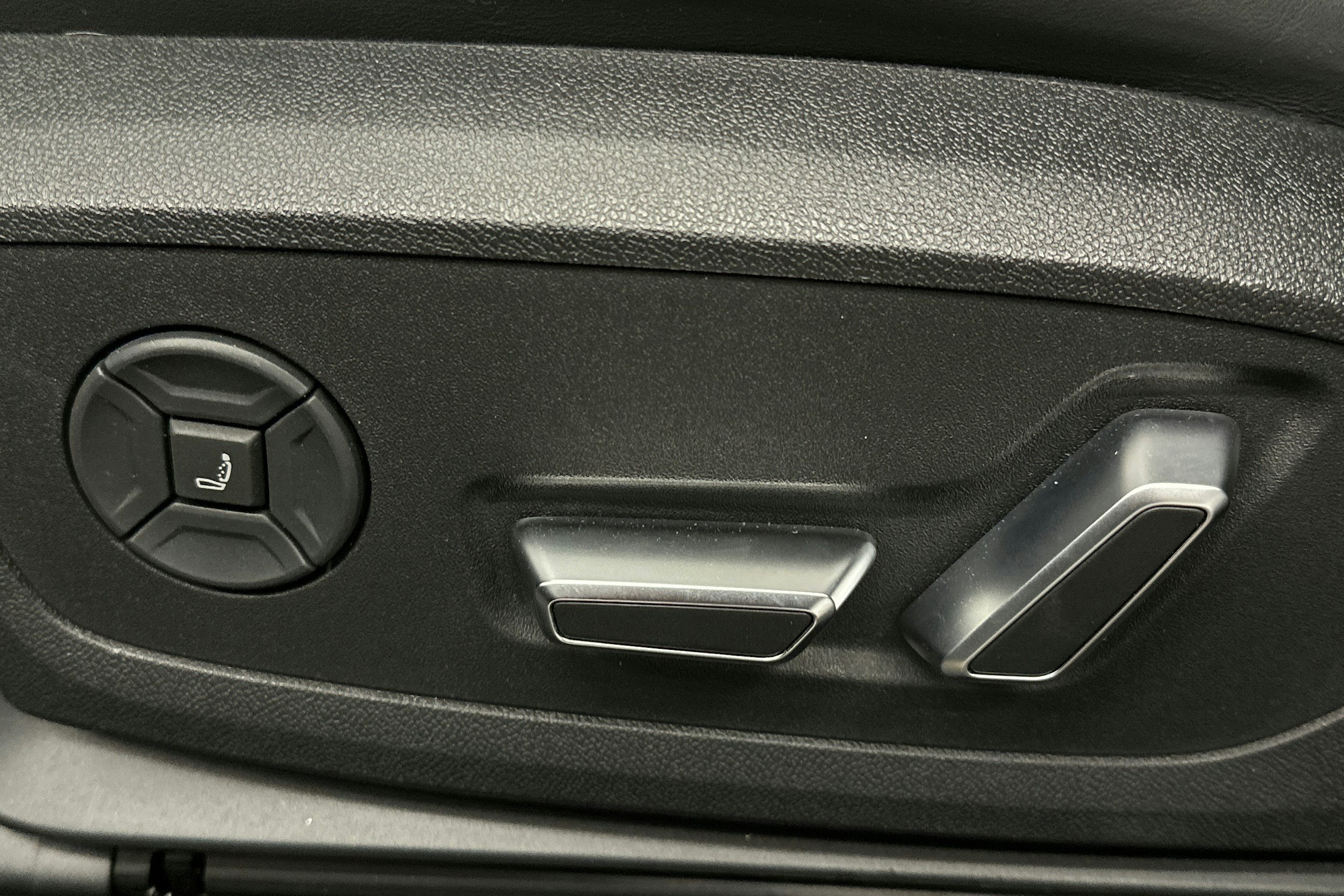 beige Audi S6 e-tron 2025 kuva 18.