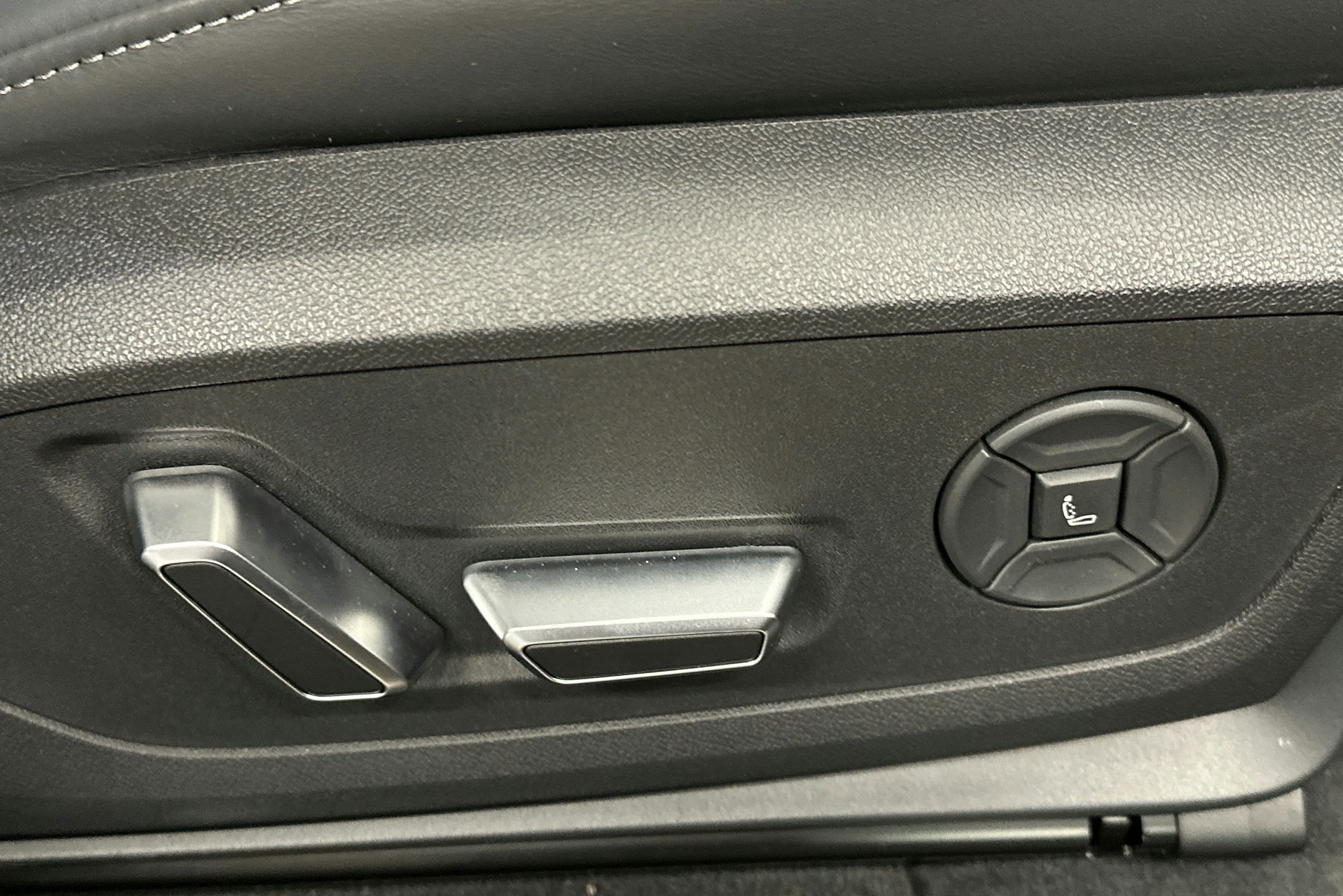 beige Audi S6 e-tron 2025 kuva 20.