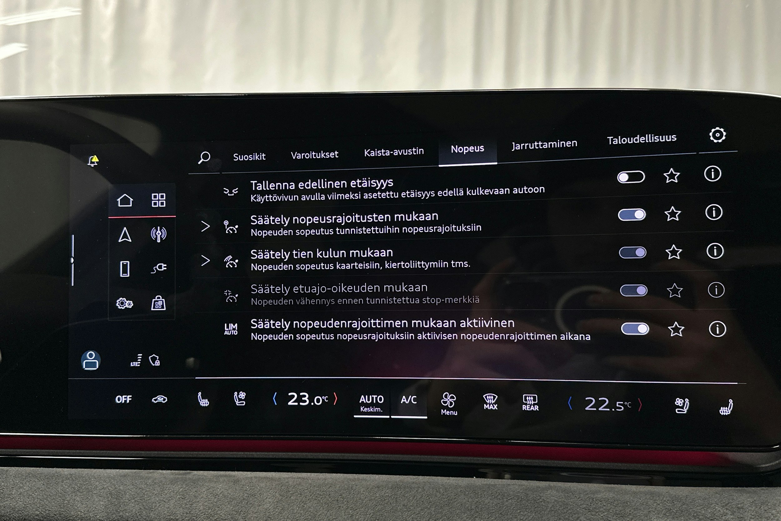 beige Audi S6 e-tron 2025 kuva 34.