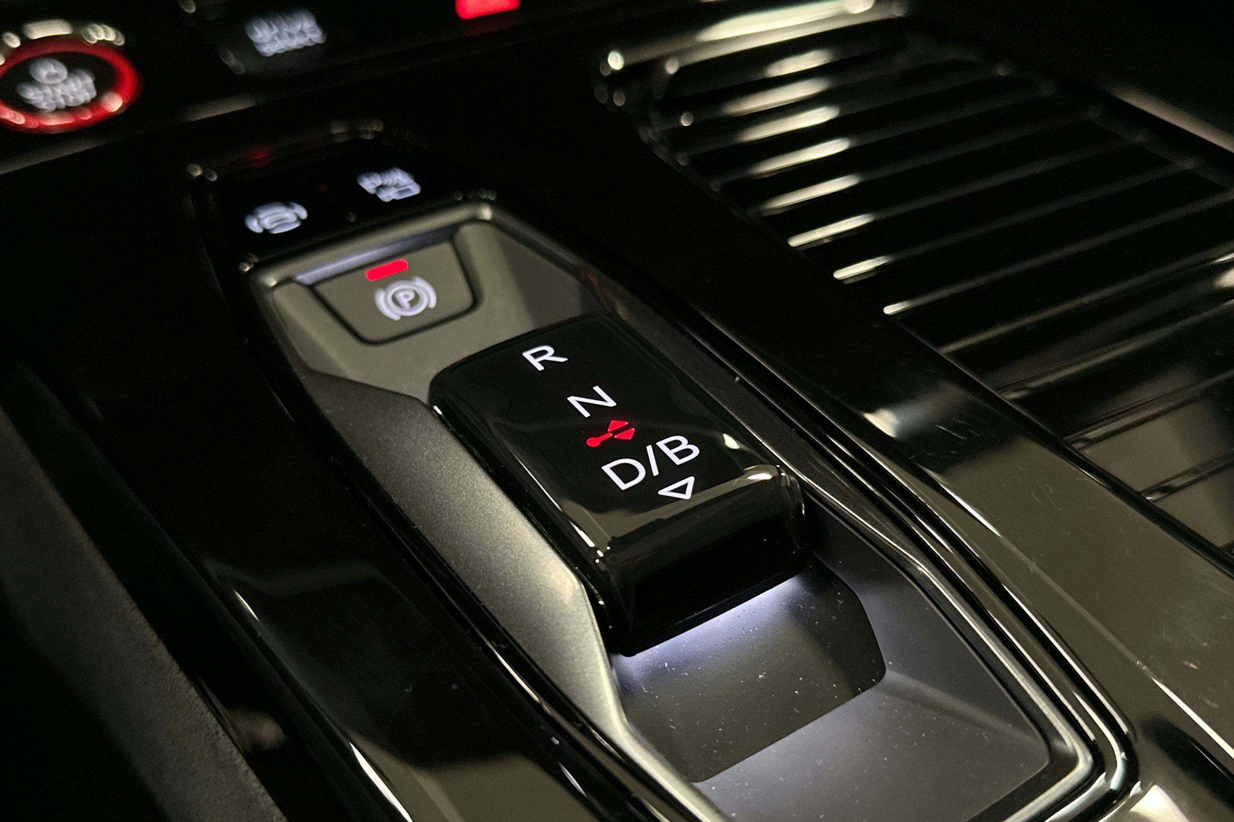 beige Audi S6 e-tron 2025 kuva 40.