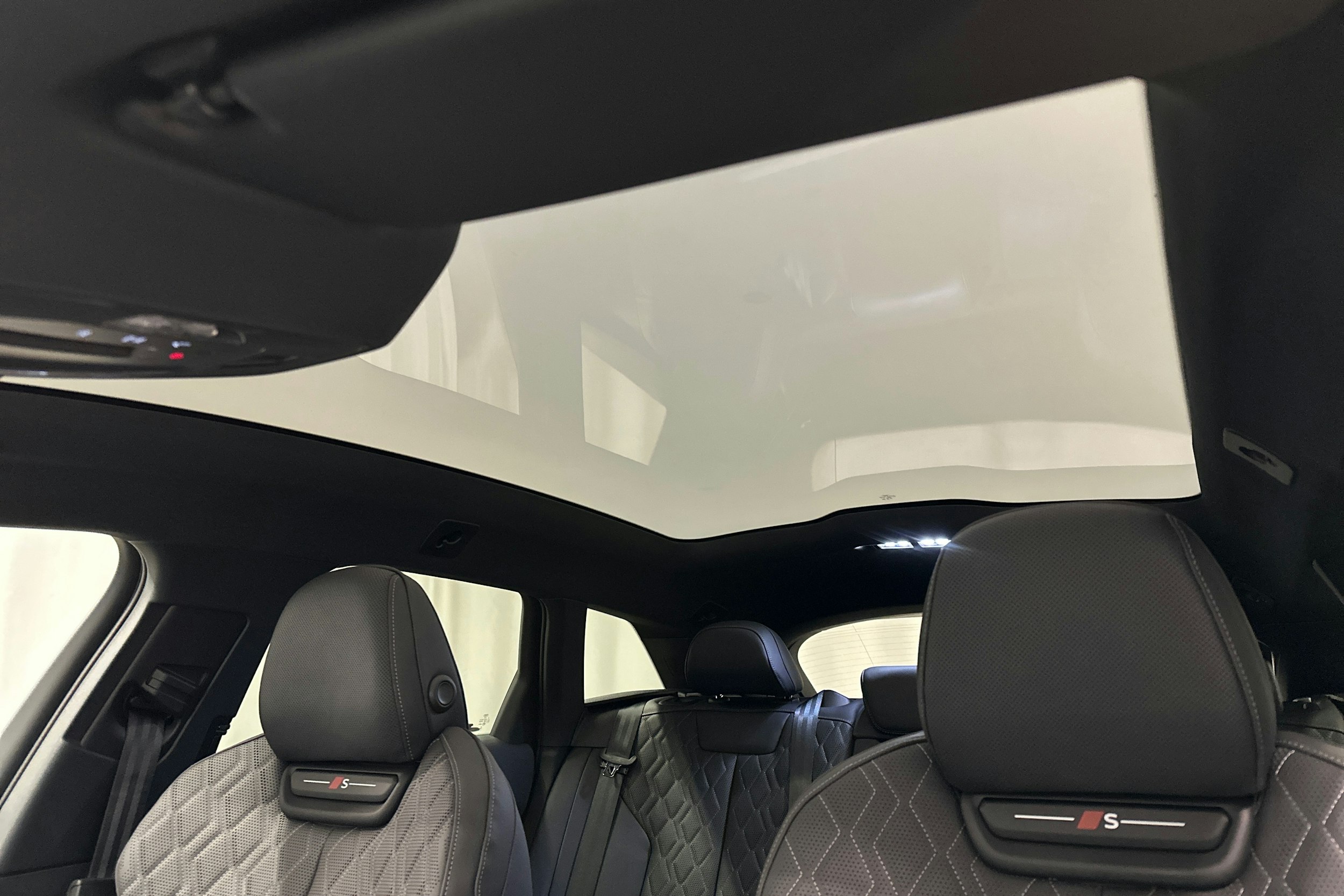 beige Audi S6 e-tron 2025 kuva 43.