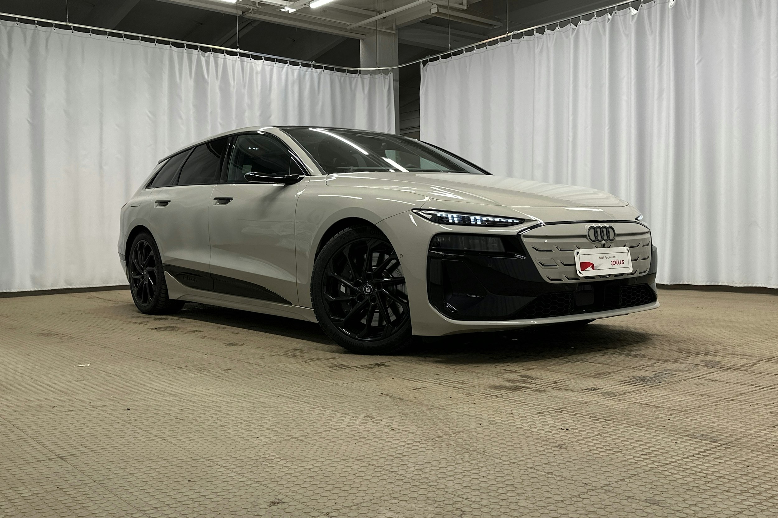 beige Audi S6 e-tron 2025 kuva 46.