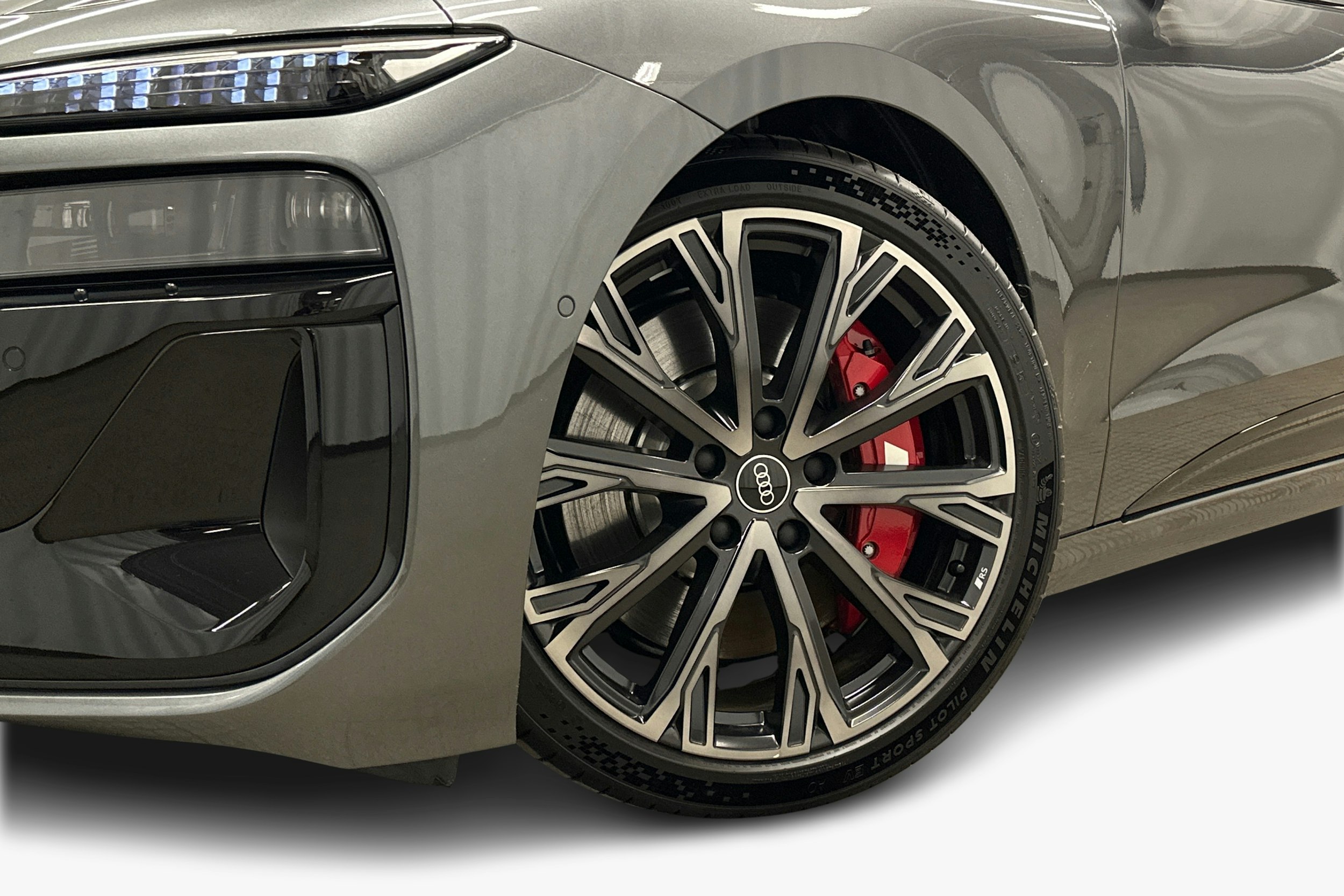 harmaa Audi S6 e-tron 2025 kuva 11.