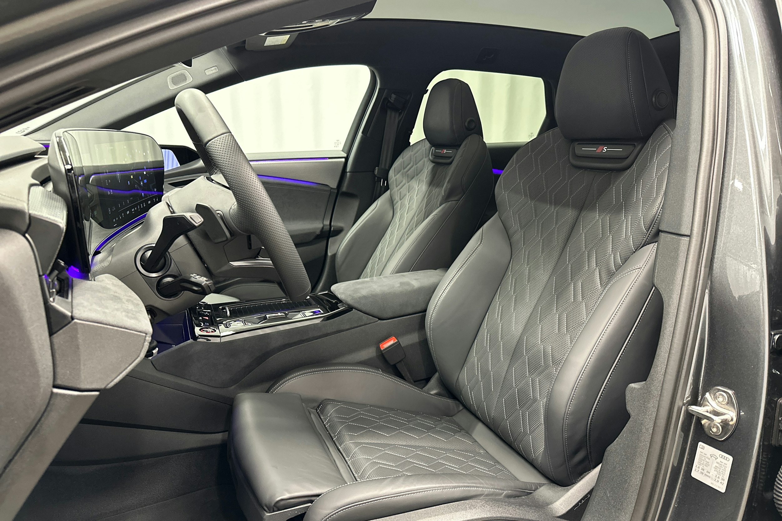 harmaa Audi S6 e-tron 2025 kuva 15.
