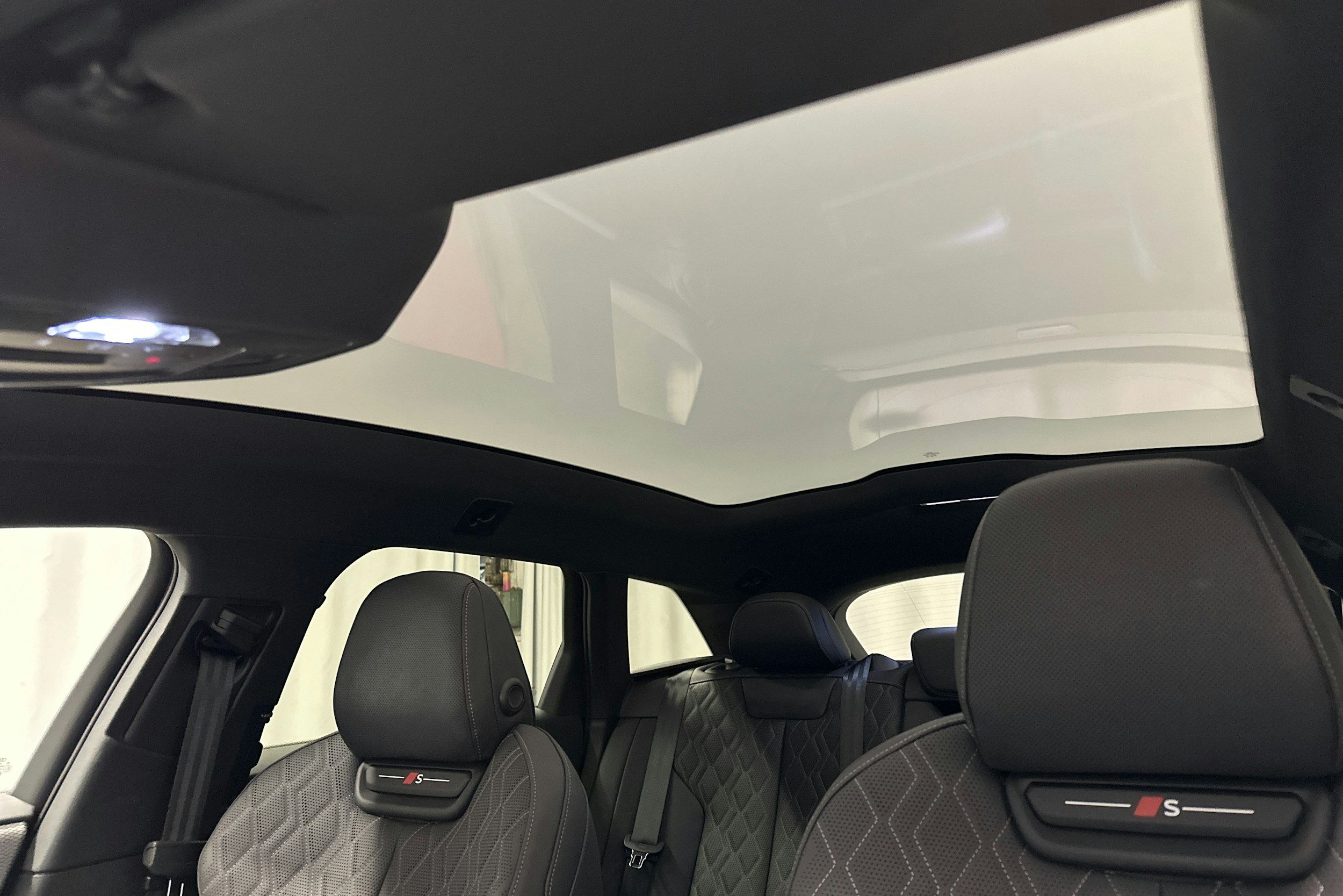 harmaa Audi S6 e-tron 2025 kuva 38.