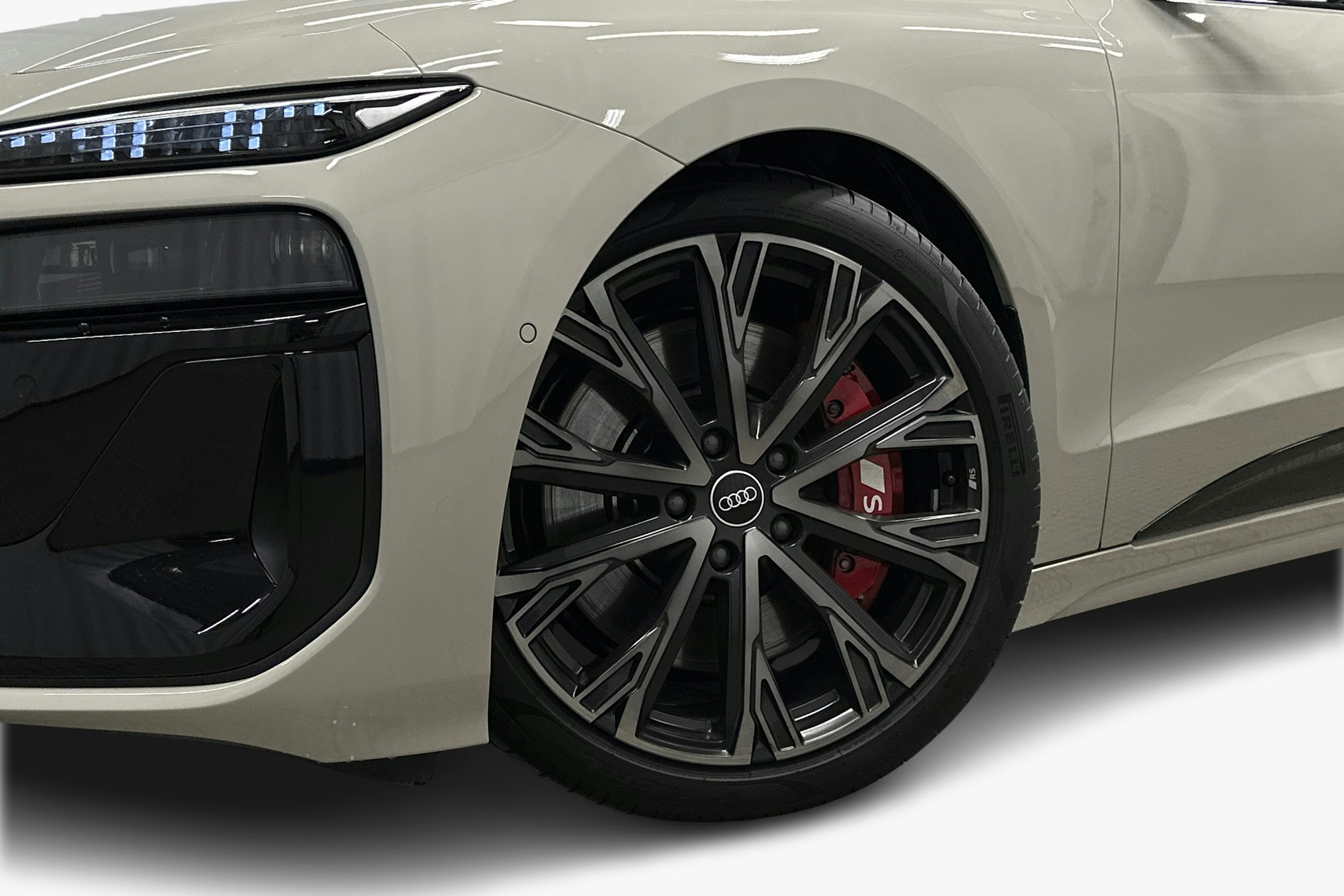 beige Audi S6 e-tron 2025 kuva 11.