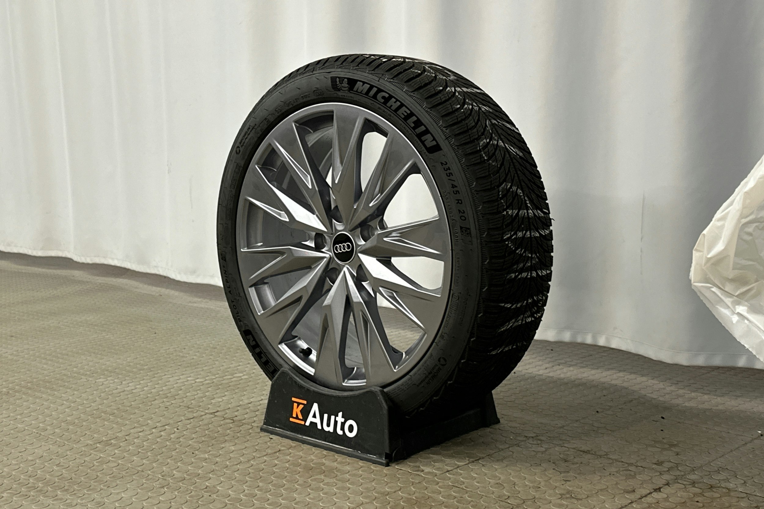 beige Audi S6 e-tron 2025 kuva 12.