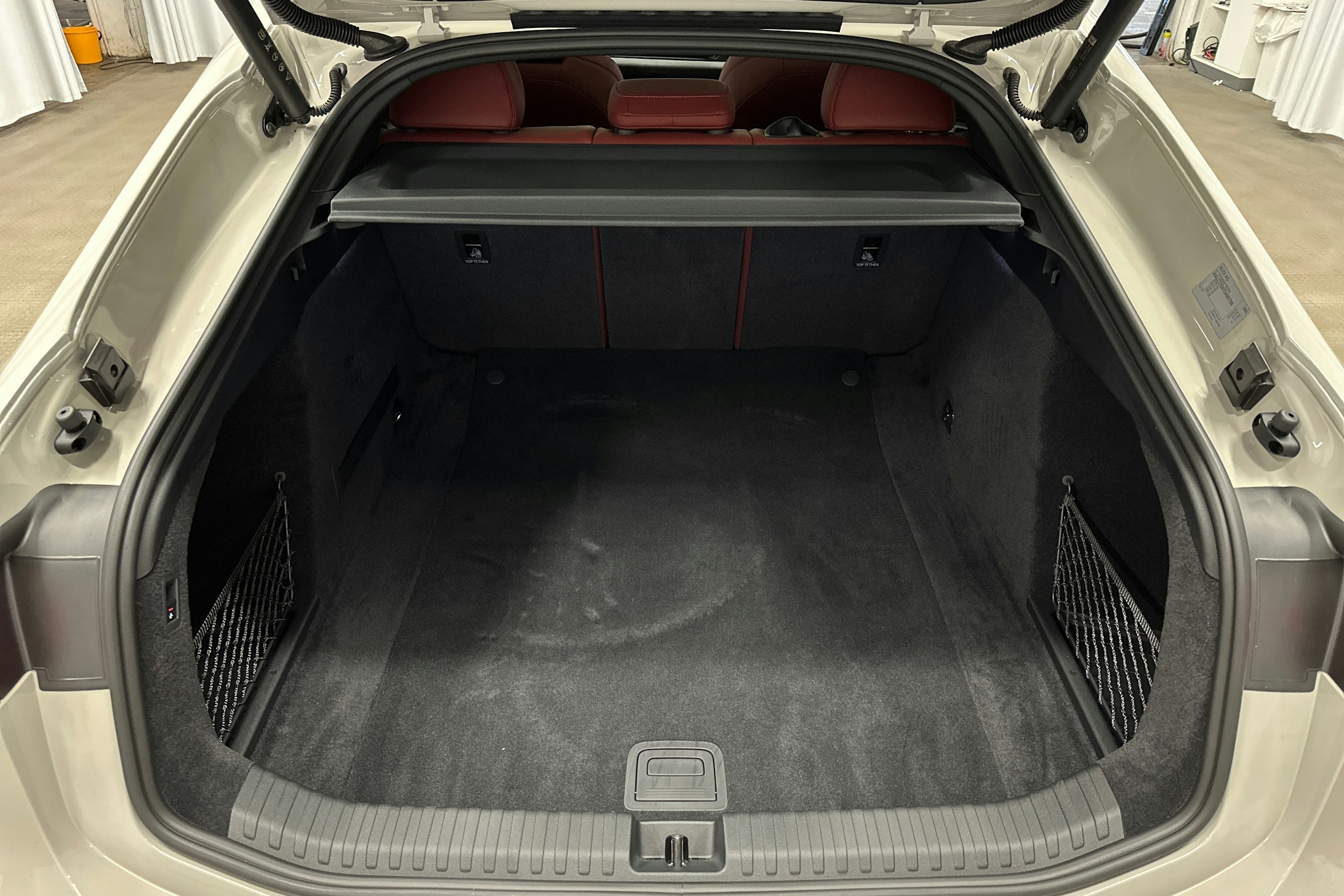 beige Audi S6 e-tron 2025 kuva 13.