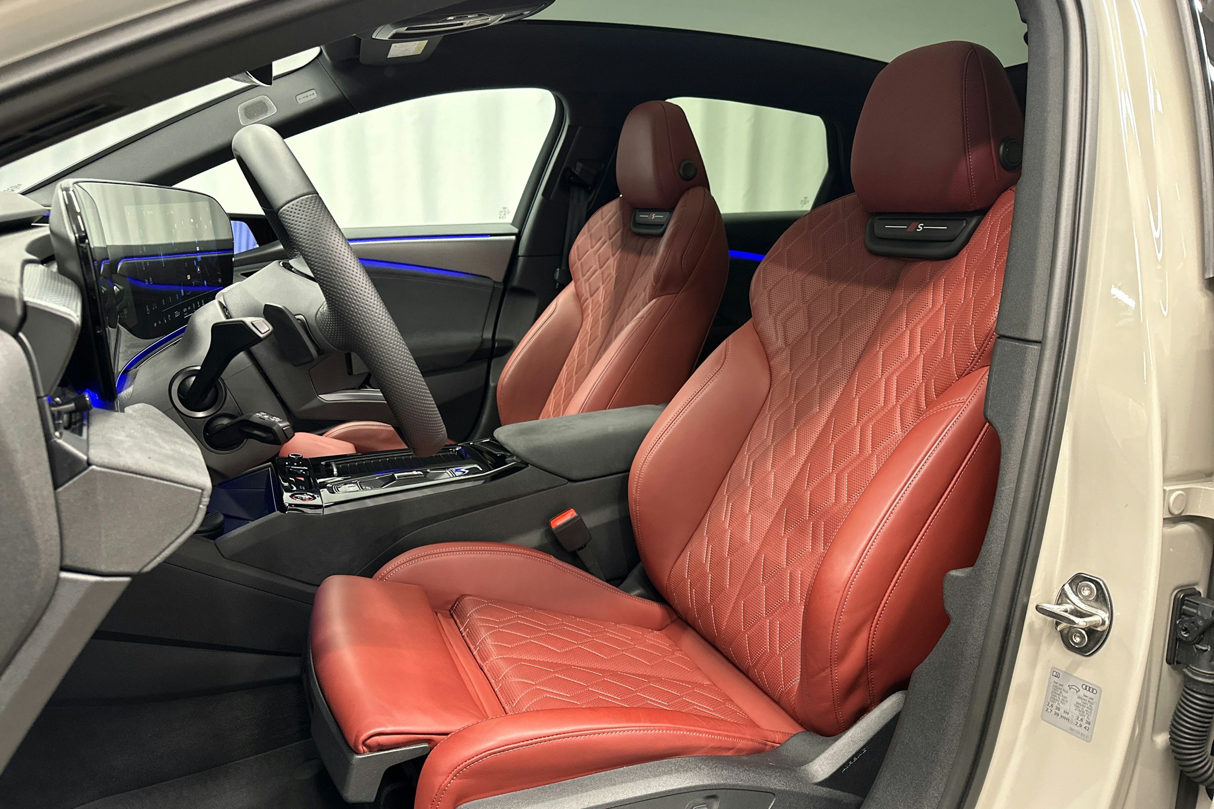 beige Audi S6 e-tron 2025 kuva 17.