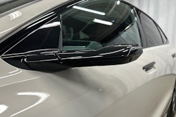 beige Audi S6 e-tron 2025 kuva 41.