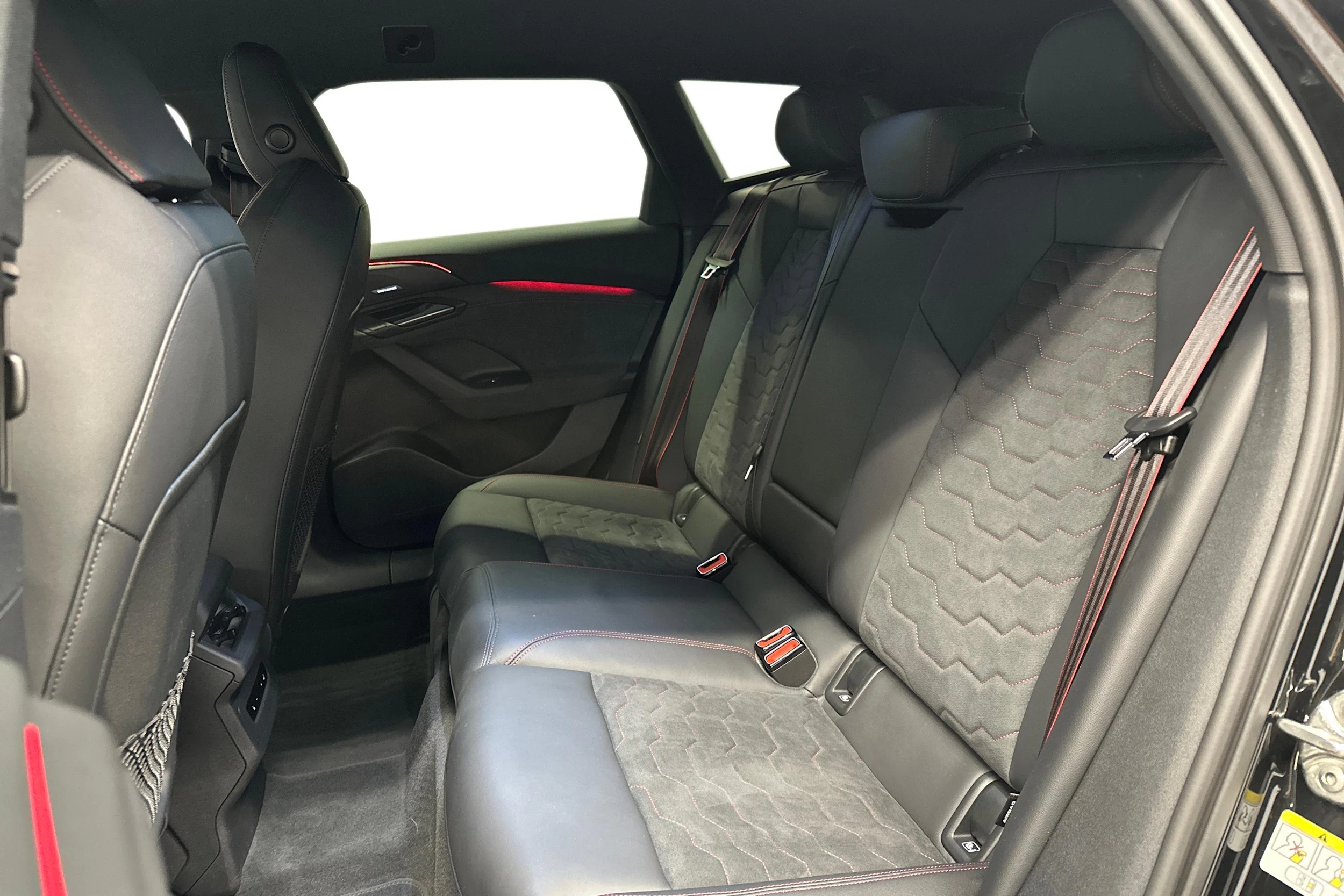 musta Audi S6 e-tron 2025 kuva 8.