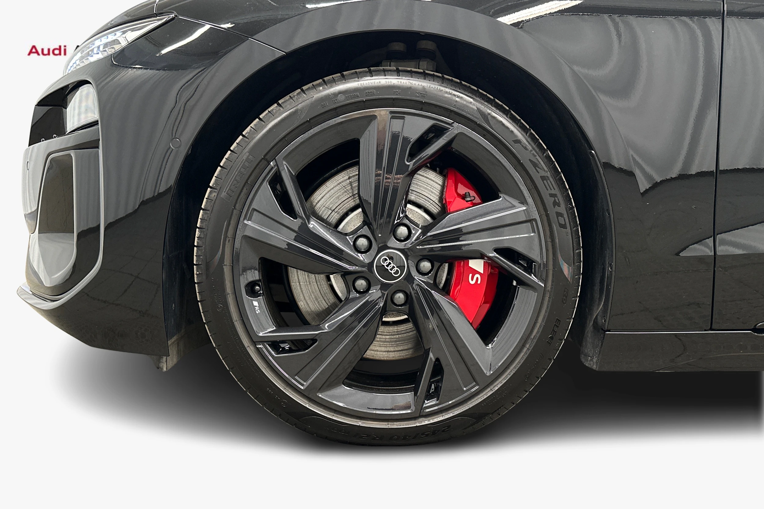 musta Audi S6 e-tron 2025 kuva 9.