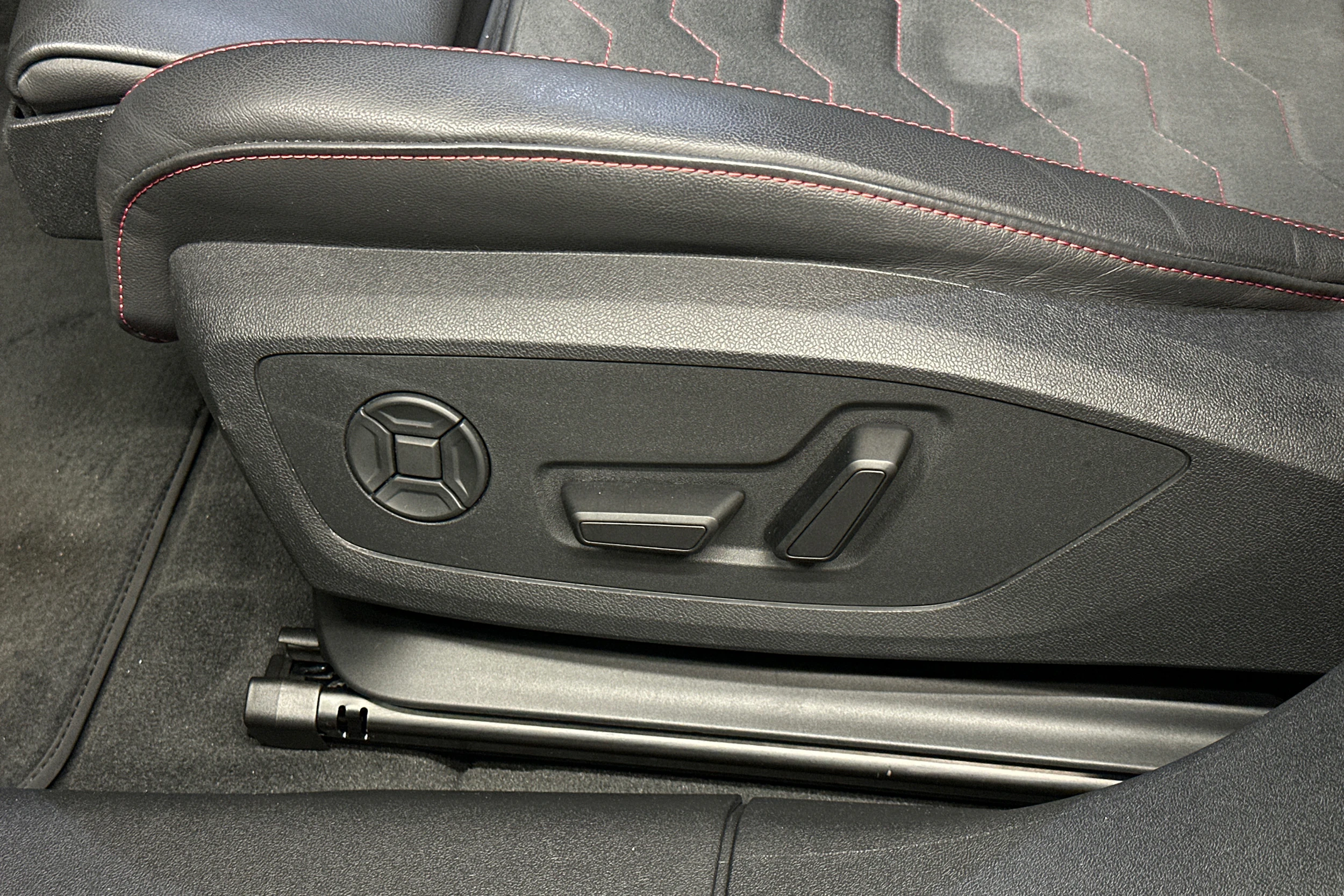 musta Audi S6 e-tron 2025 kuva 38.