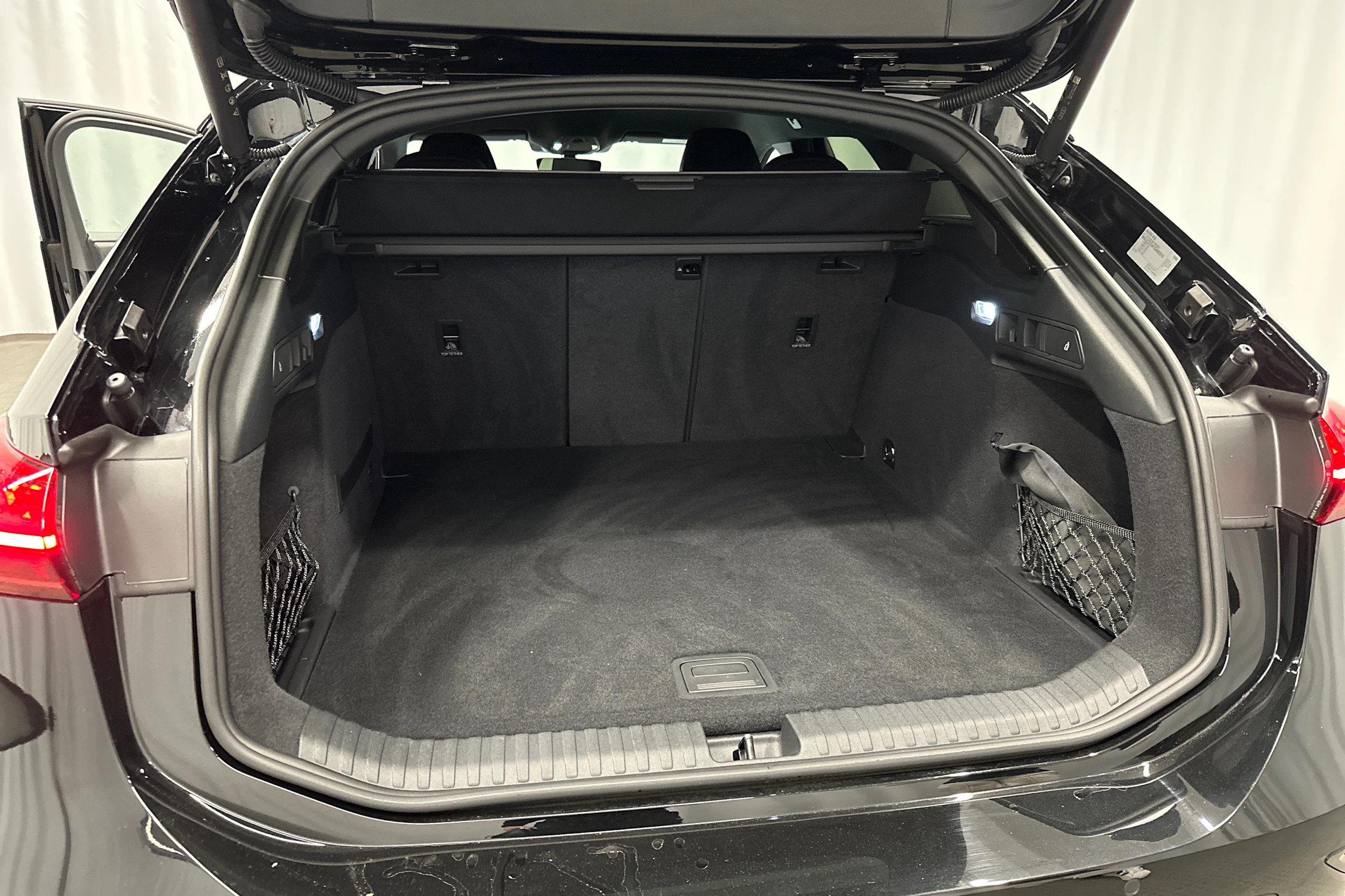 musta Audi S6 e-tron 2025 kuva 40.