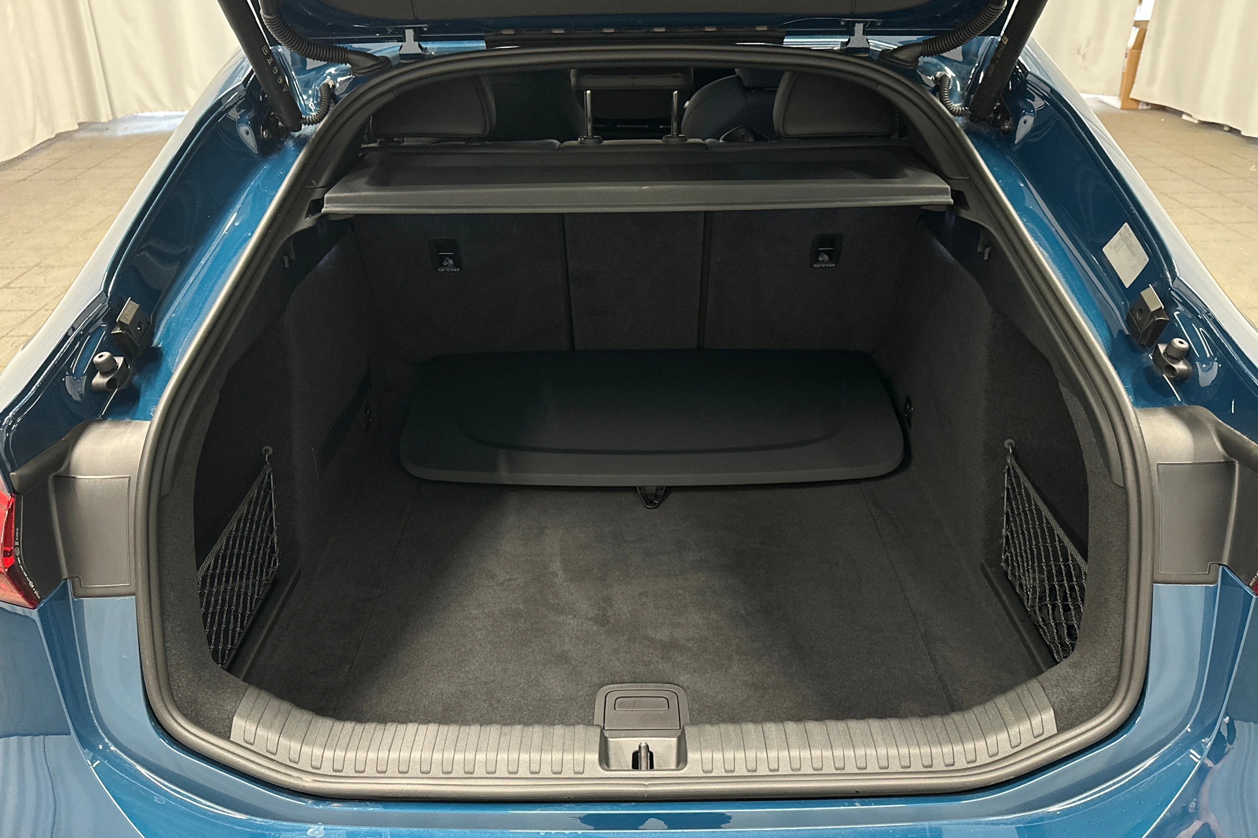 sininen Audi S6 e-tron 2025 kuva 34.