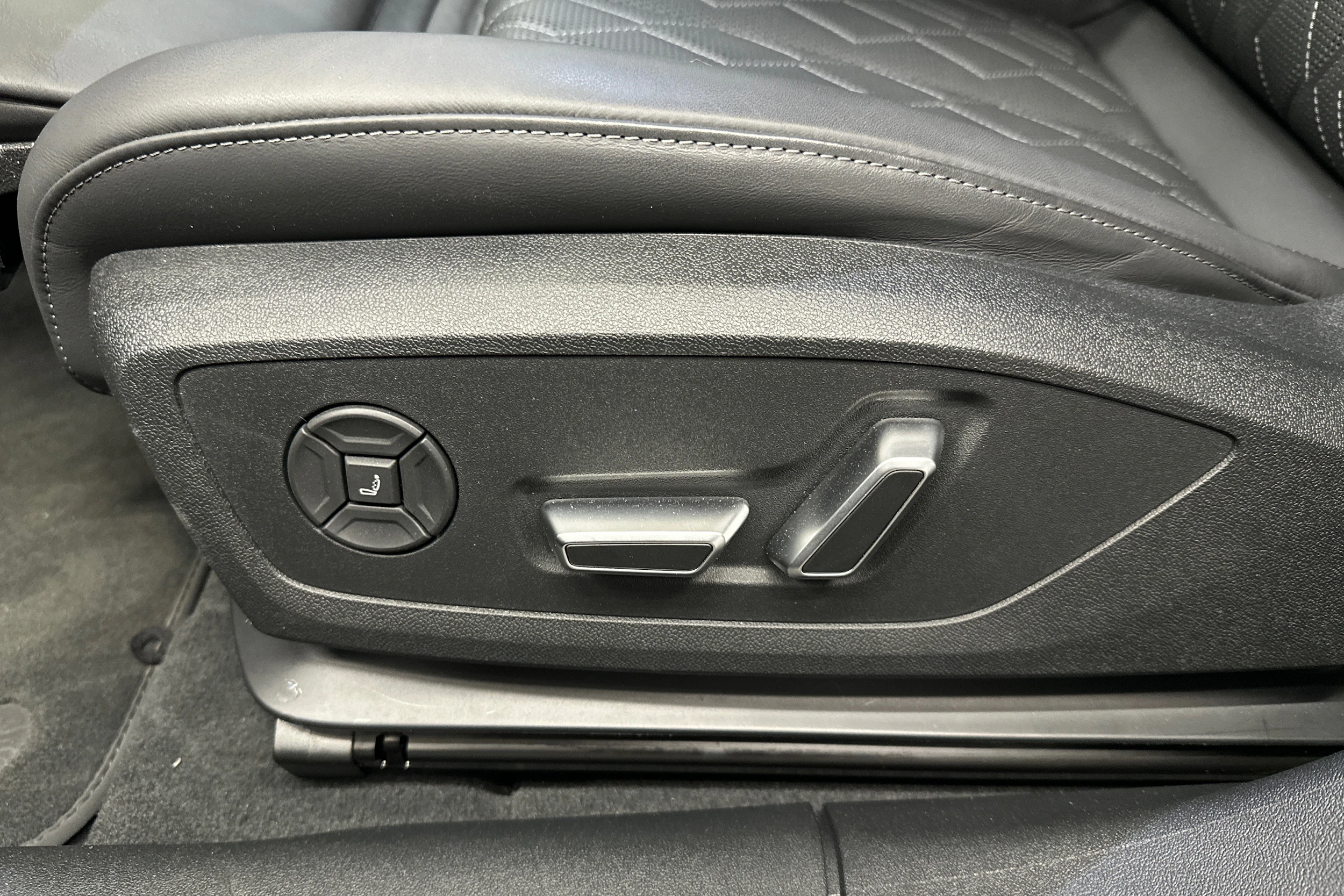 sininen Audi S6 e-tron 2025 kuva 38.
