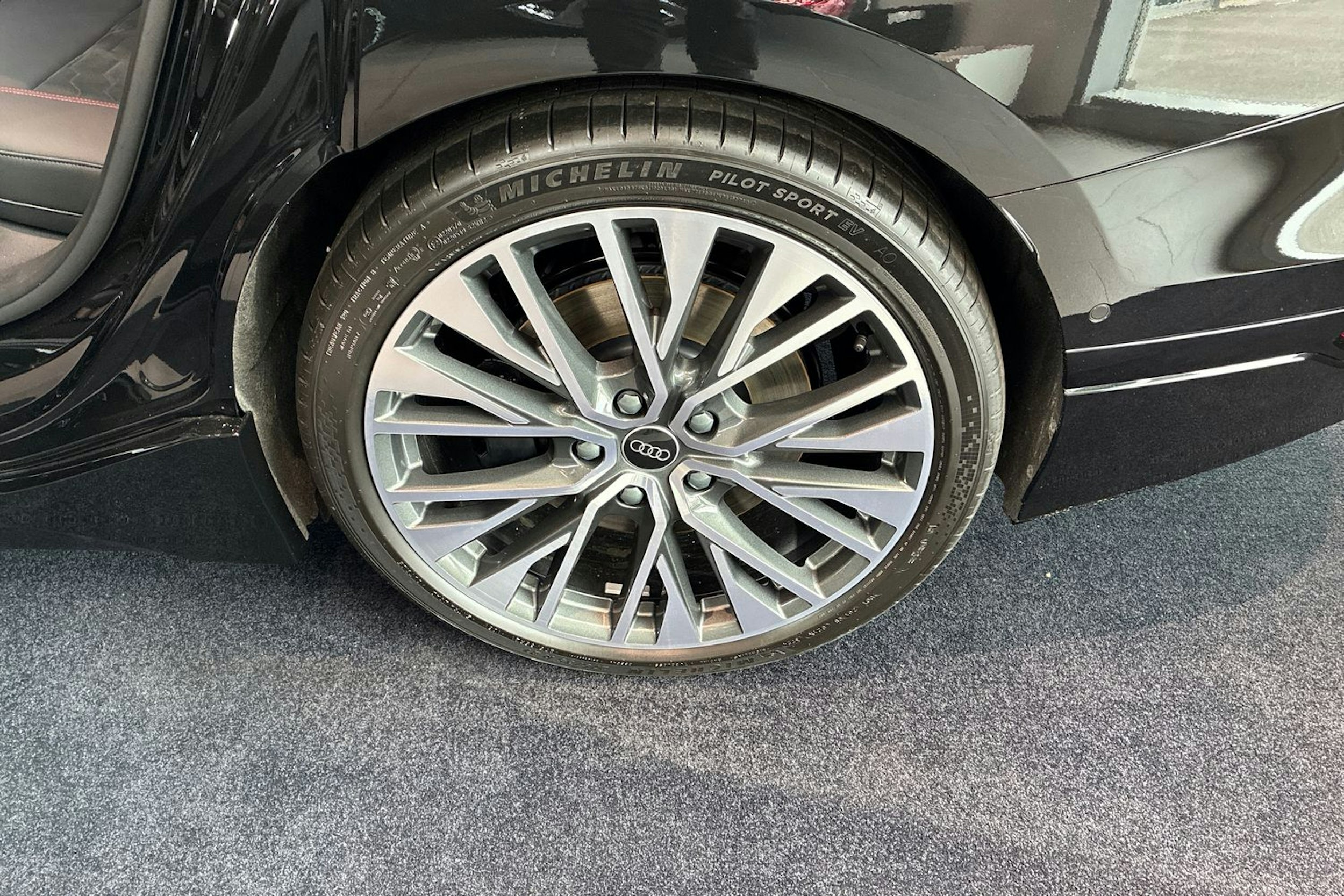 met. musta Audi S6 e-tron 2025 kuva 8.