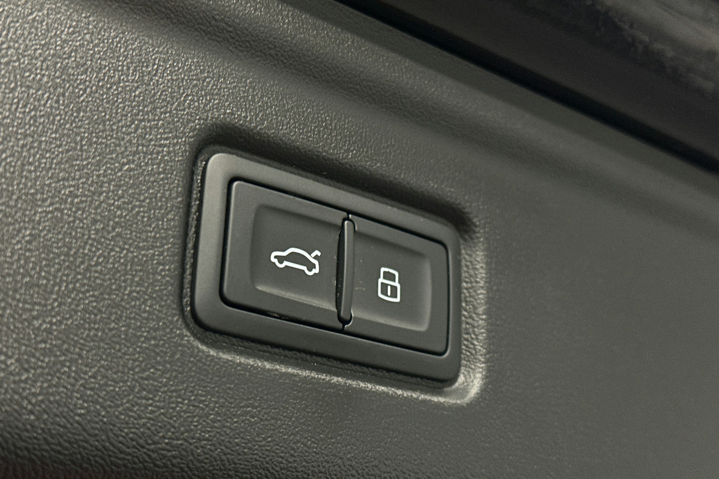 musta Audi S6 e-tron 2025 kuva 14.