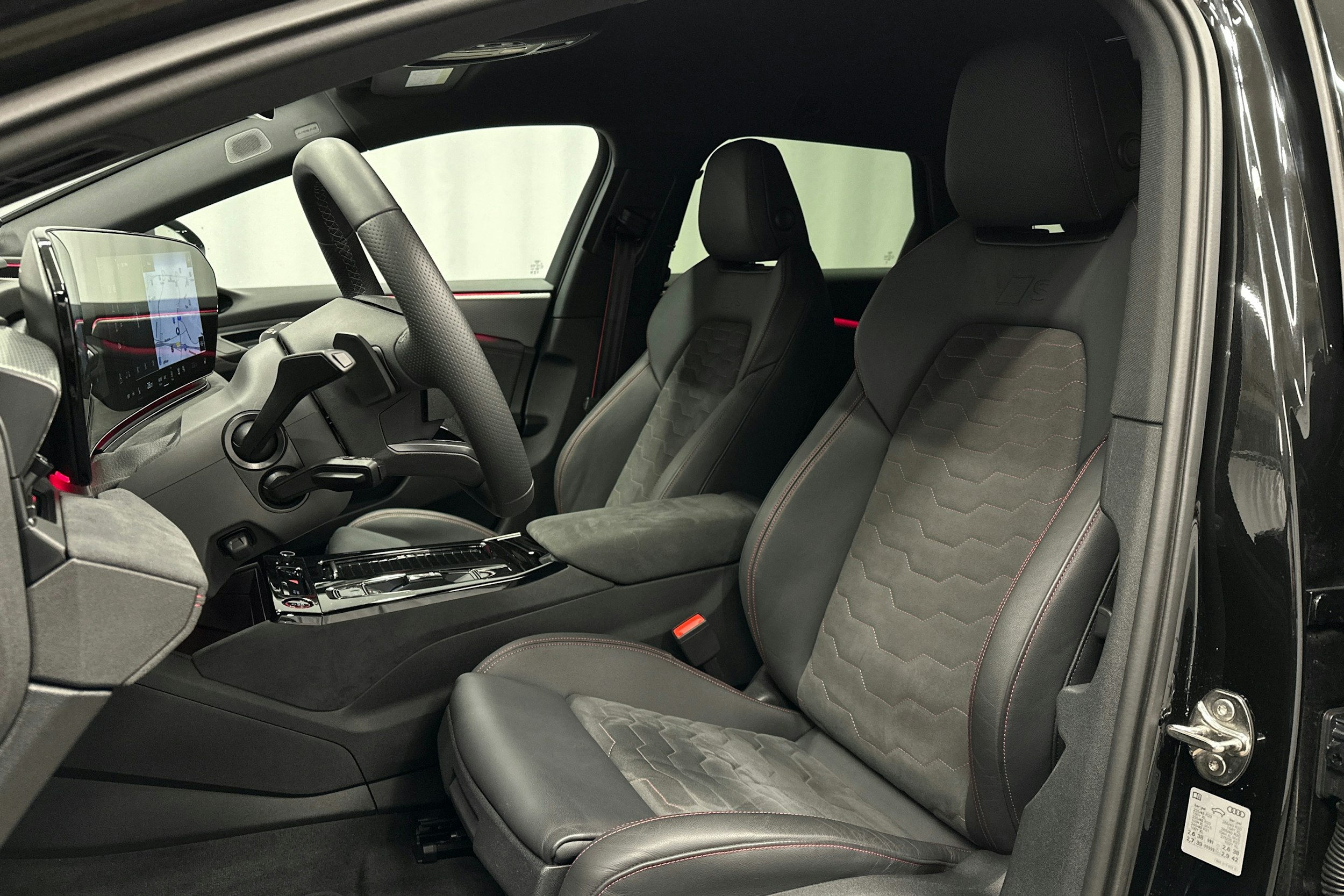 musta Audi S6 e-tron 2025 kuva 17.