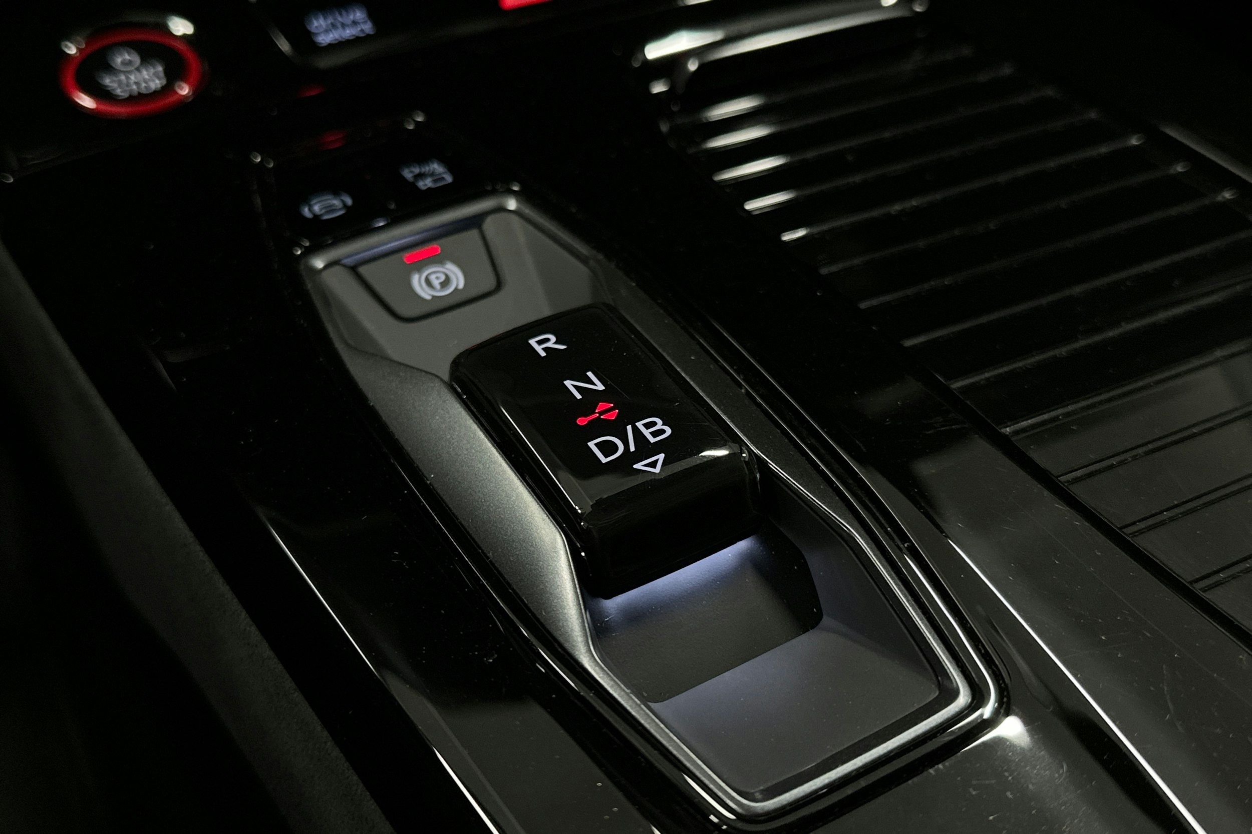 musta Audi S6 e-tron 2025 kuva 39.